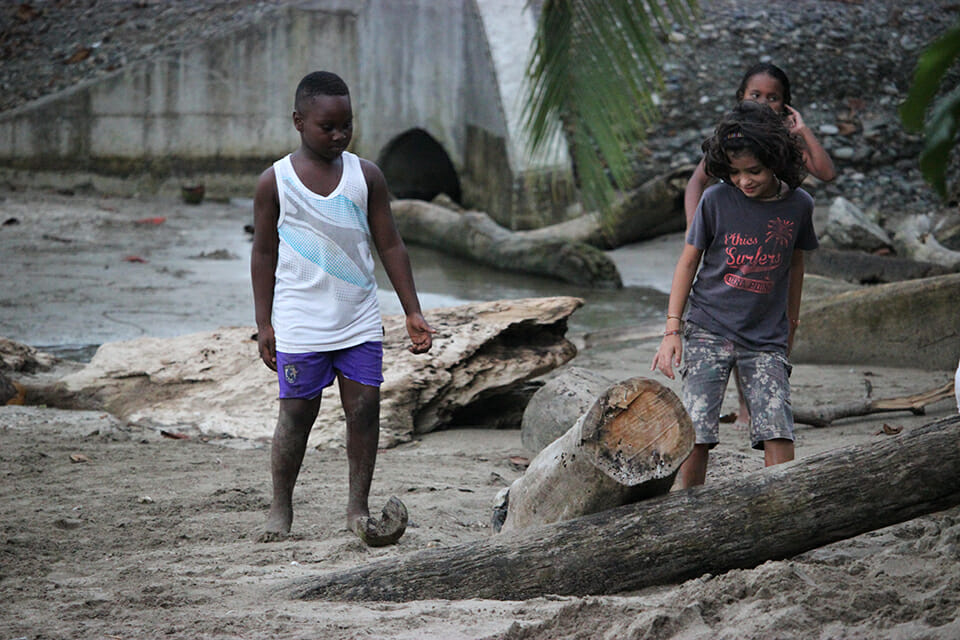 puerto viejo ninos playa