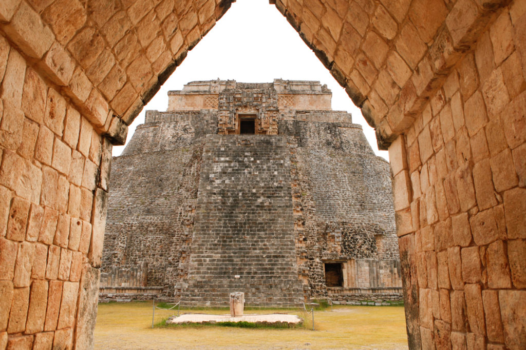 pyramide-uxmal-ruines-maya-yucatan