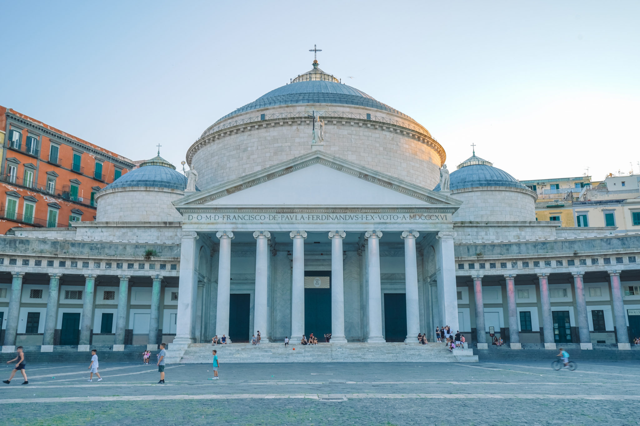 naples-visiter-city-guide-piazza-plebiscito