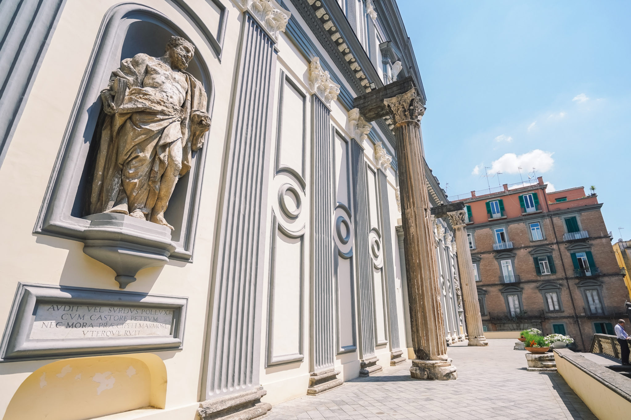 visiter-naples-city-guide-san-paolo-maggiore-basilique