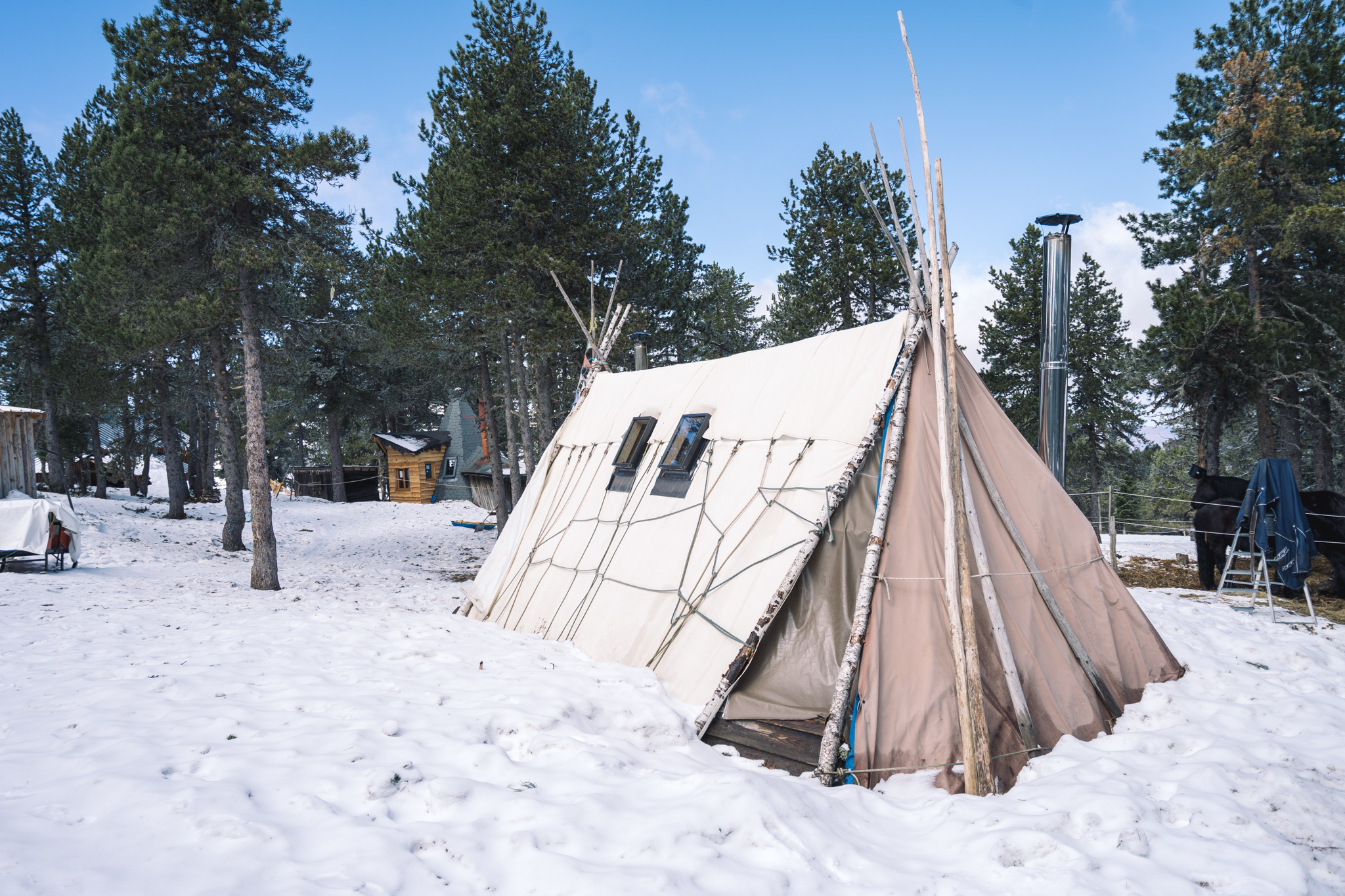 dormir-ariege-village-angaka-tipi-ski