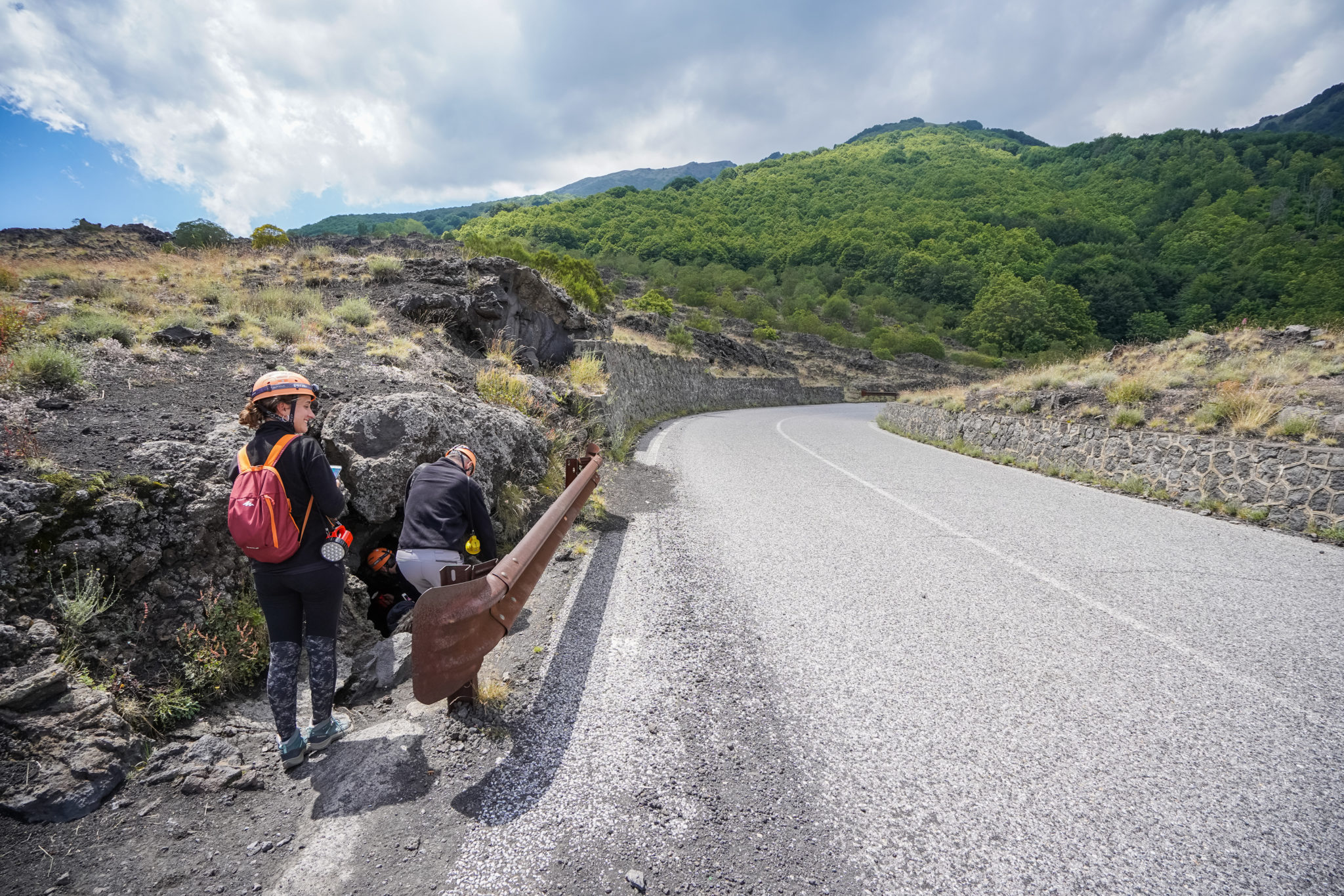 etna-volcan-excursion-tunnel-lave-guide
