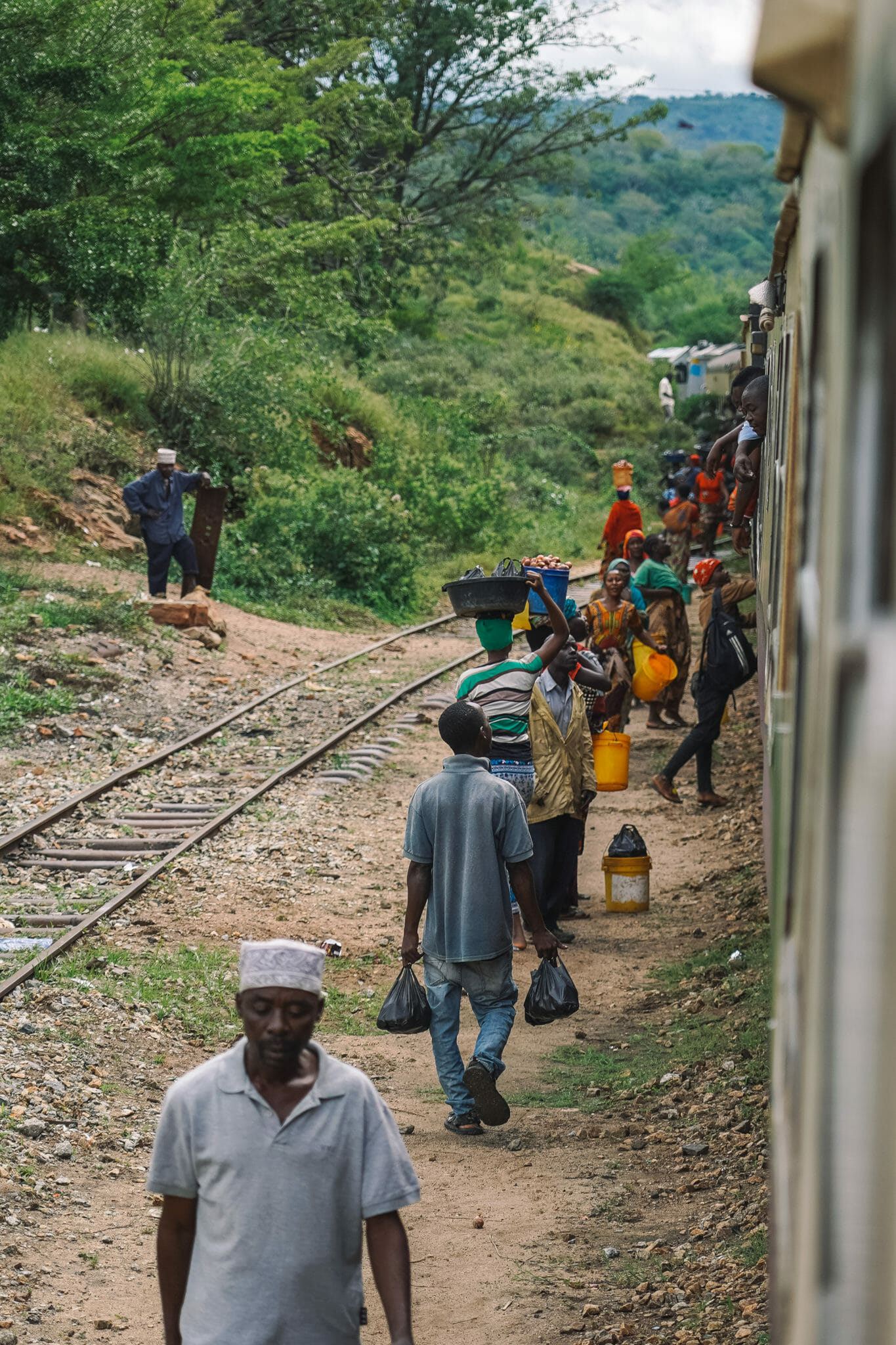 tanzanie-voyage-train-vendeurs