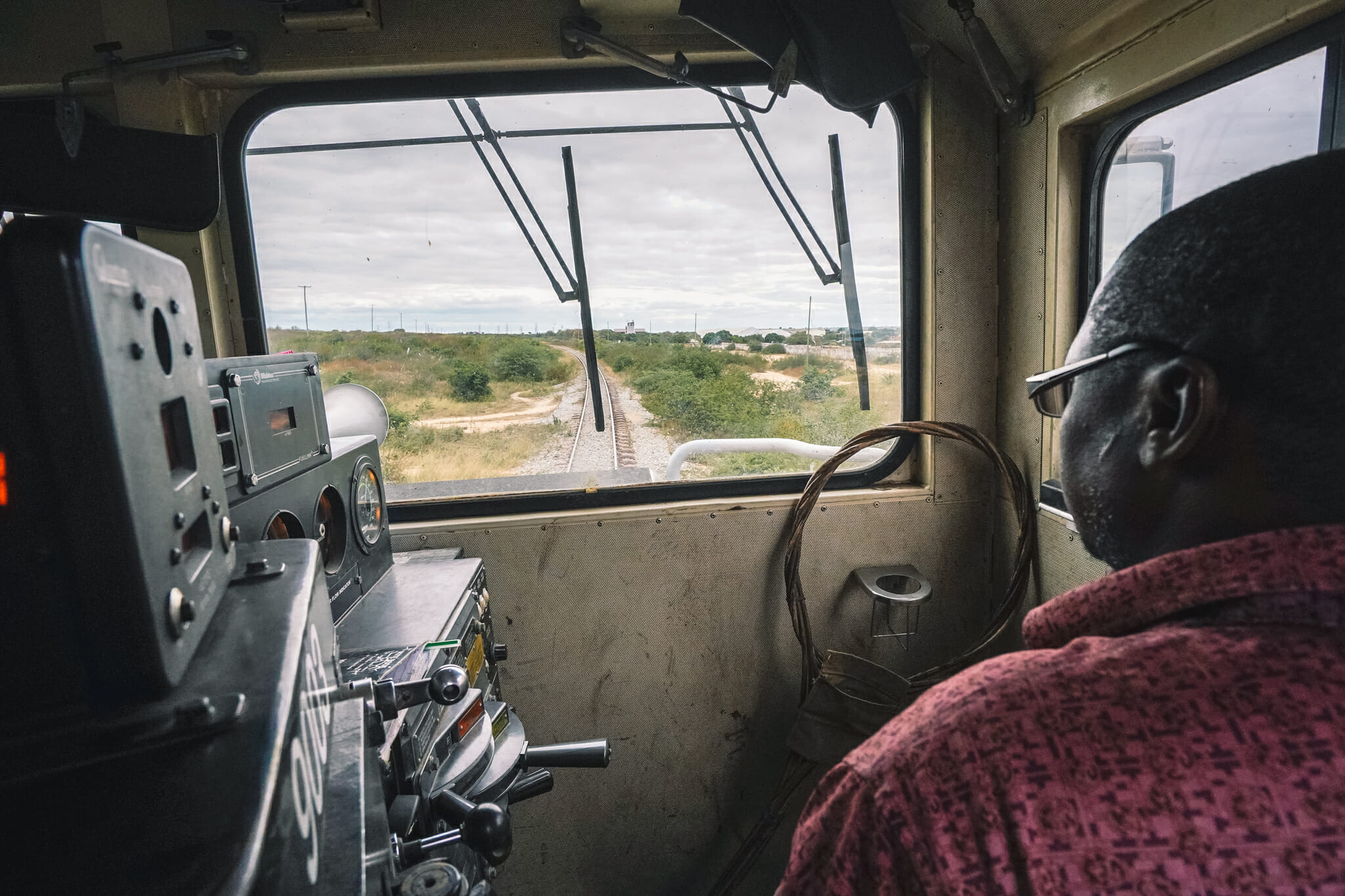 train-tanzanie-voyage-locomotive-conducteur
