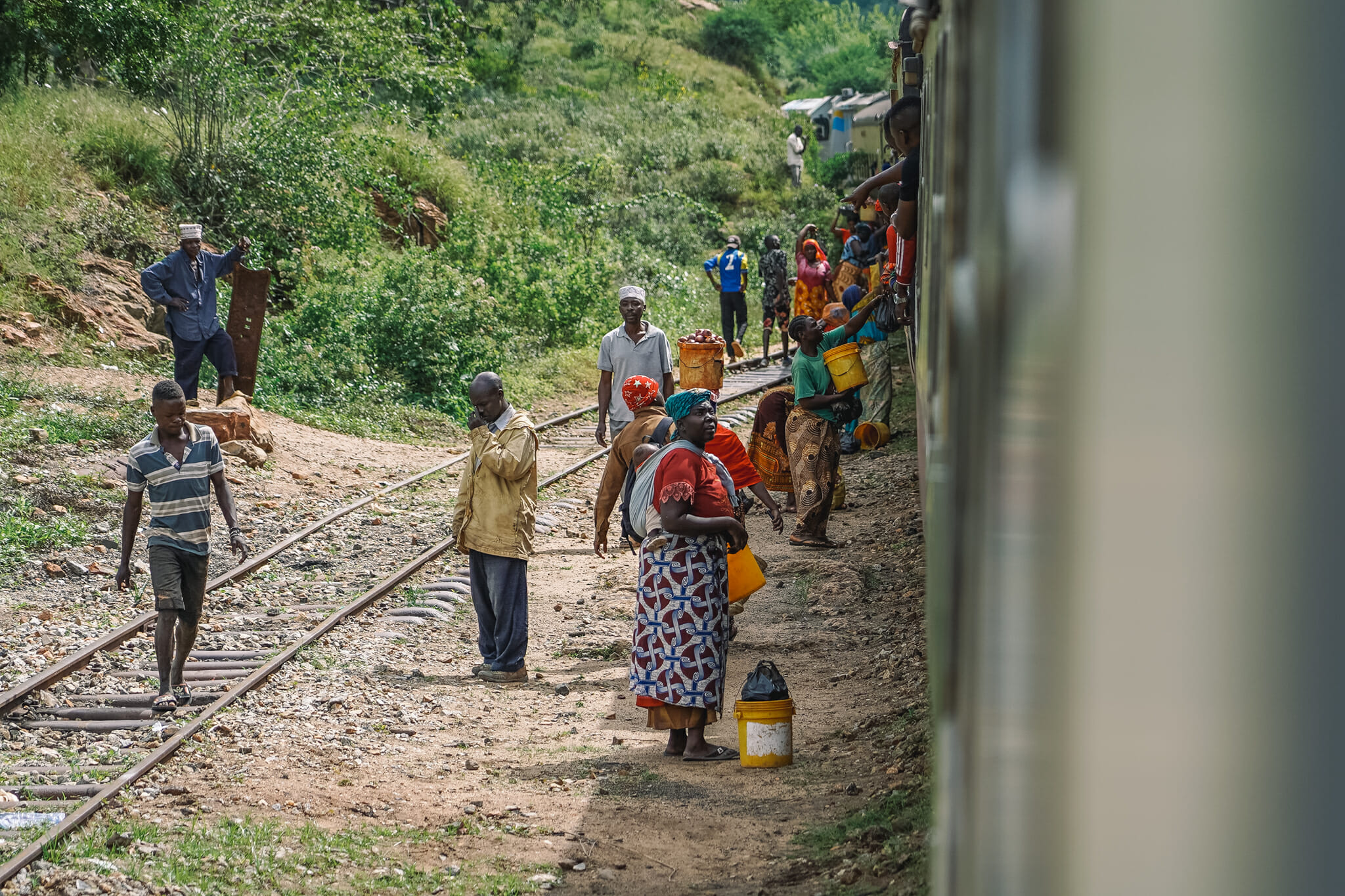 voyage-train-tanzanie-vendeurs