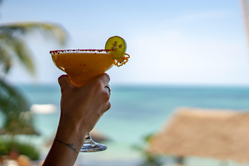 cocktail avec vue sur l'océan indien à zanzibar
