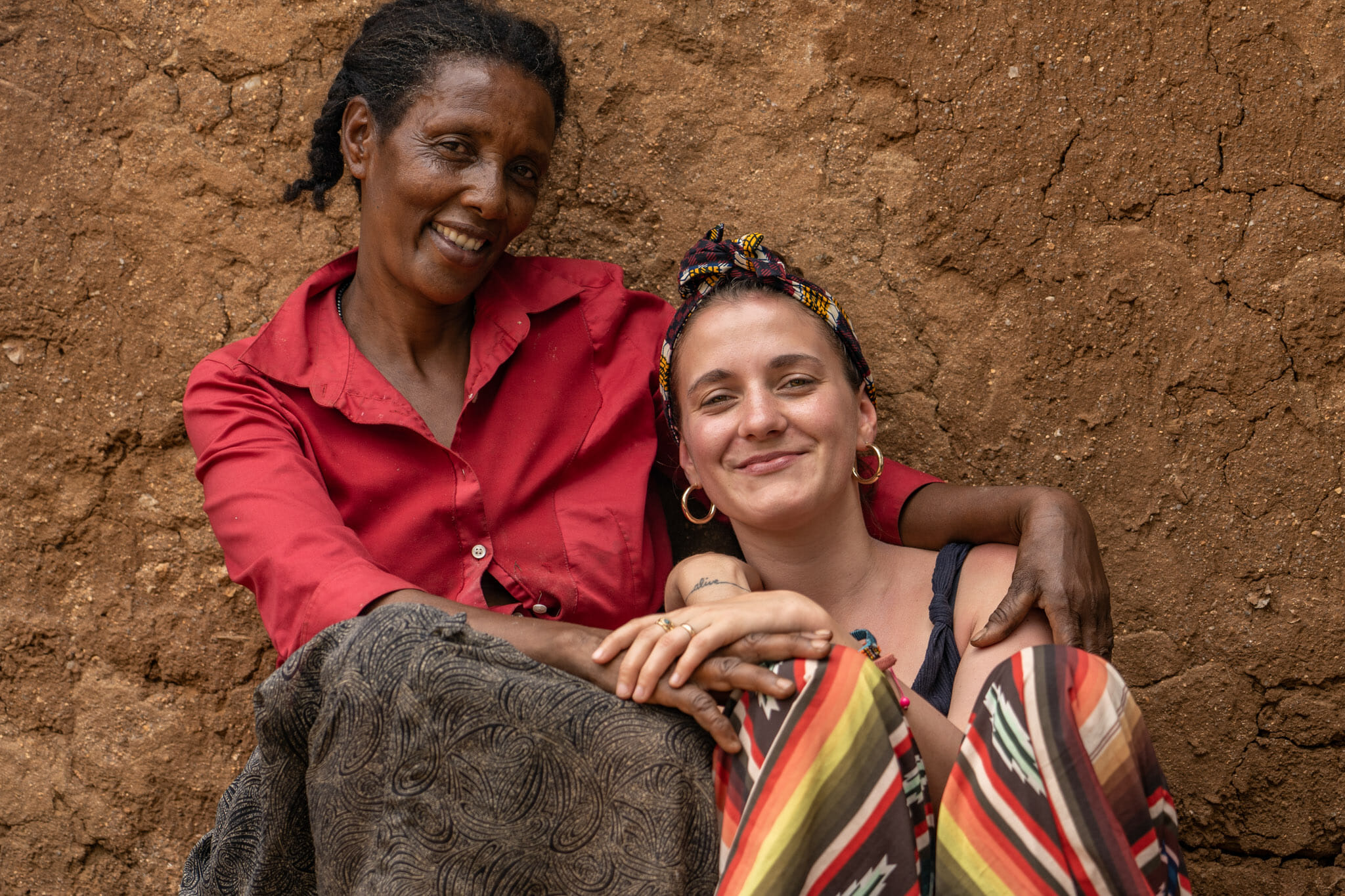Moment complice avec Mama Marietta en Tanzanie dans le village de Endallah