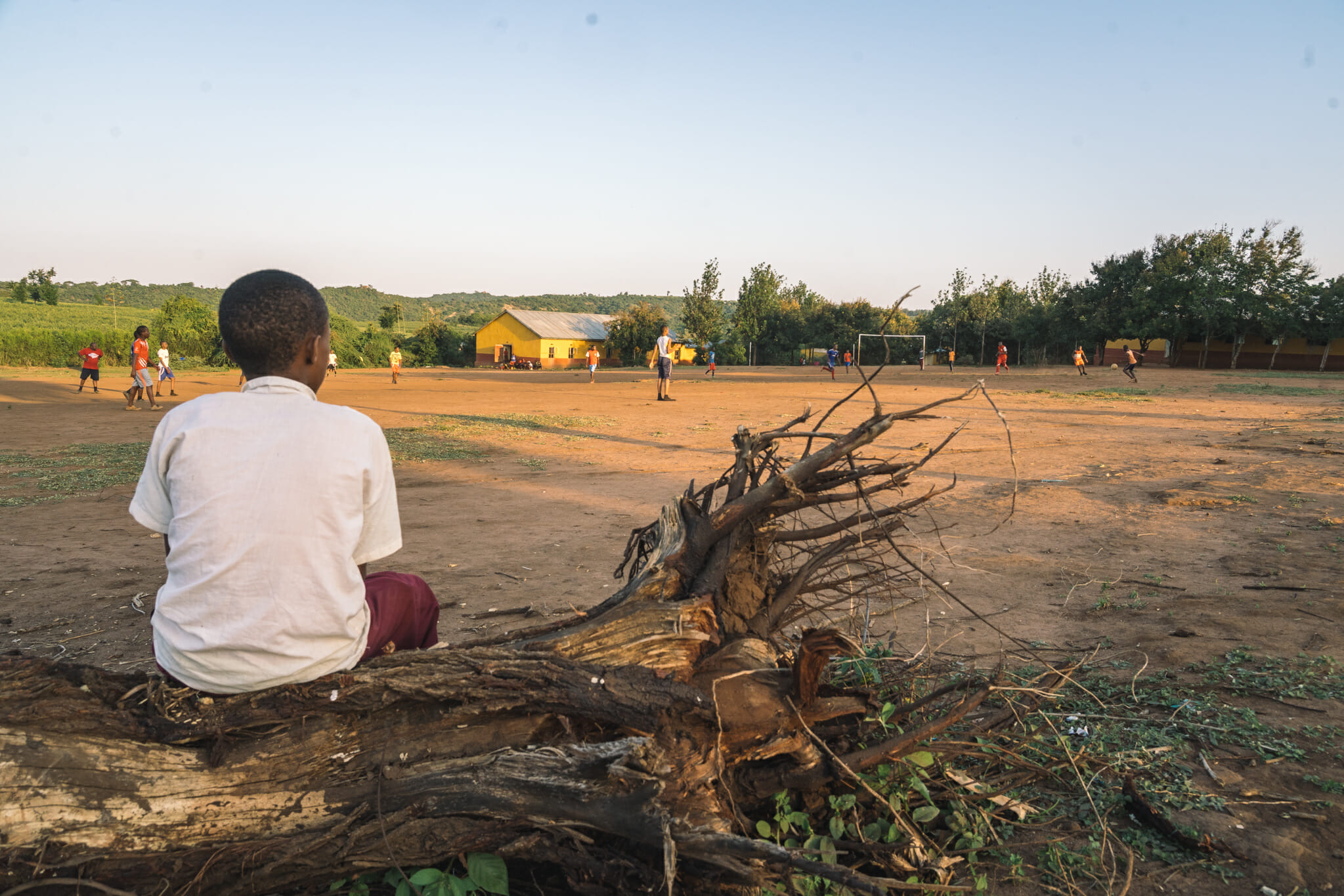 Petite partie de football dans le village de Endallah en Tanzanie