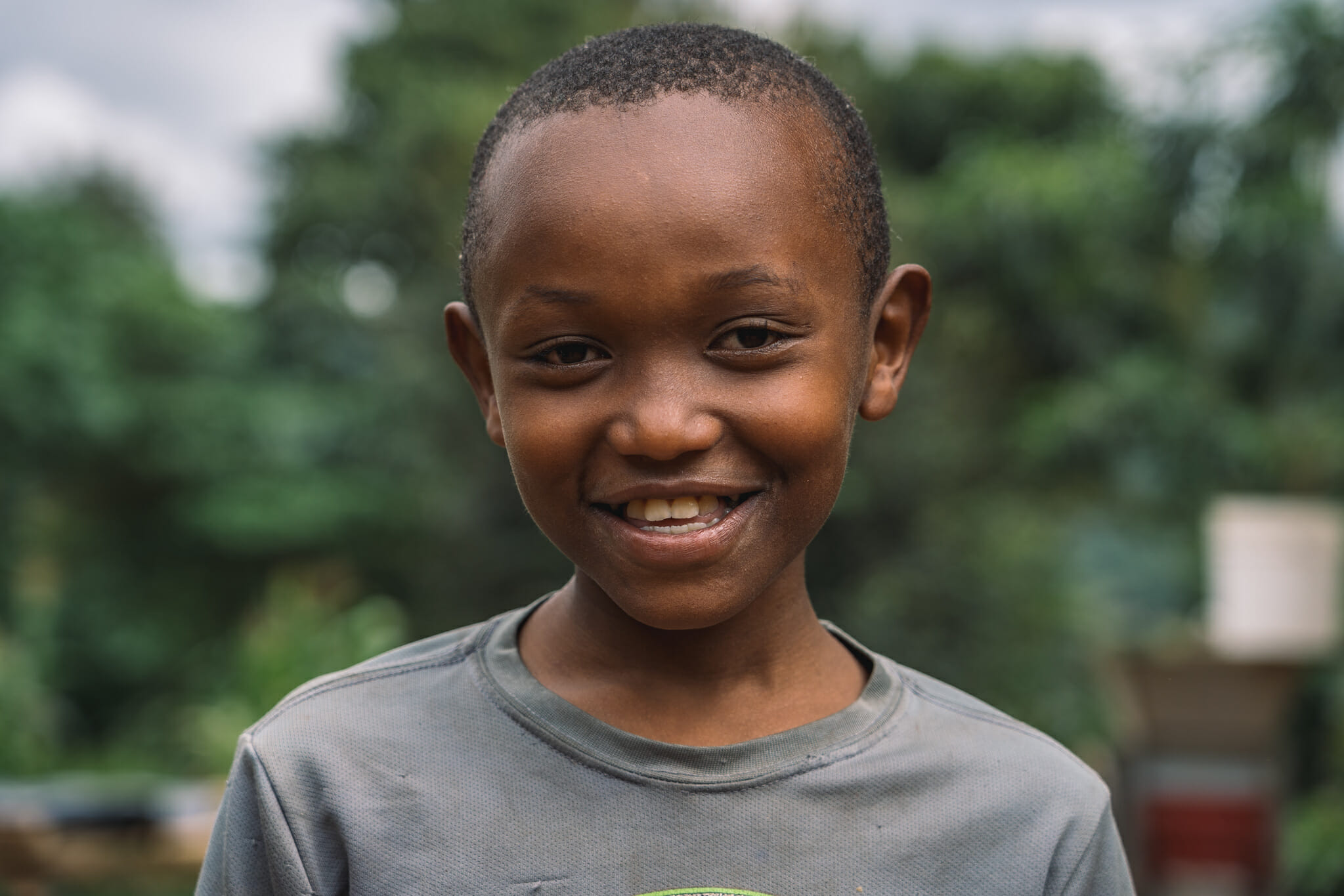 u coeur d'une ferme de café familiale en Tanzanie, moment de rigolade avec les enfants des fondateurs