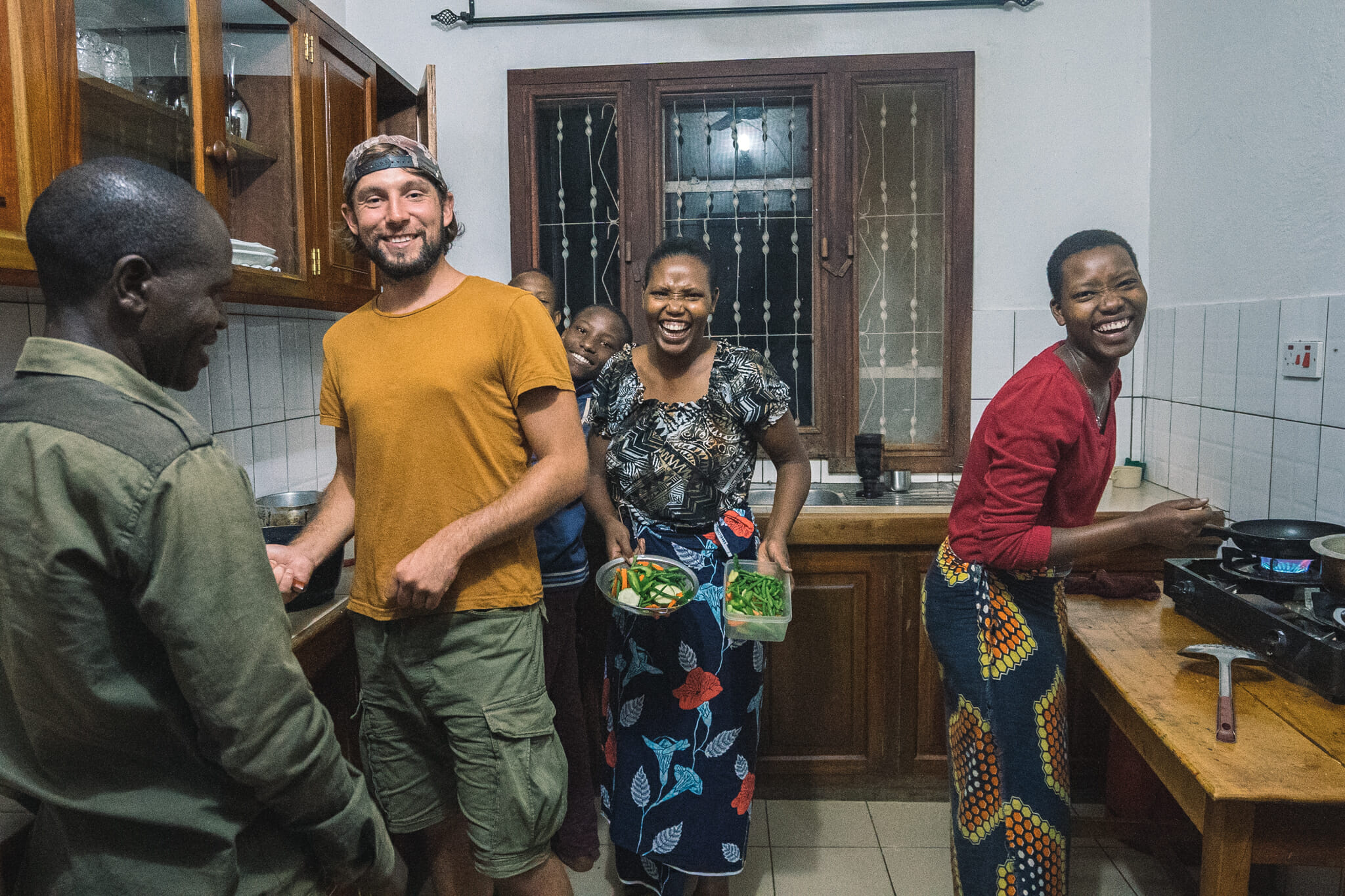 En plein cours de cuisine avec une famille tanzanienne à Moshi