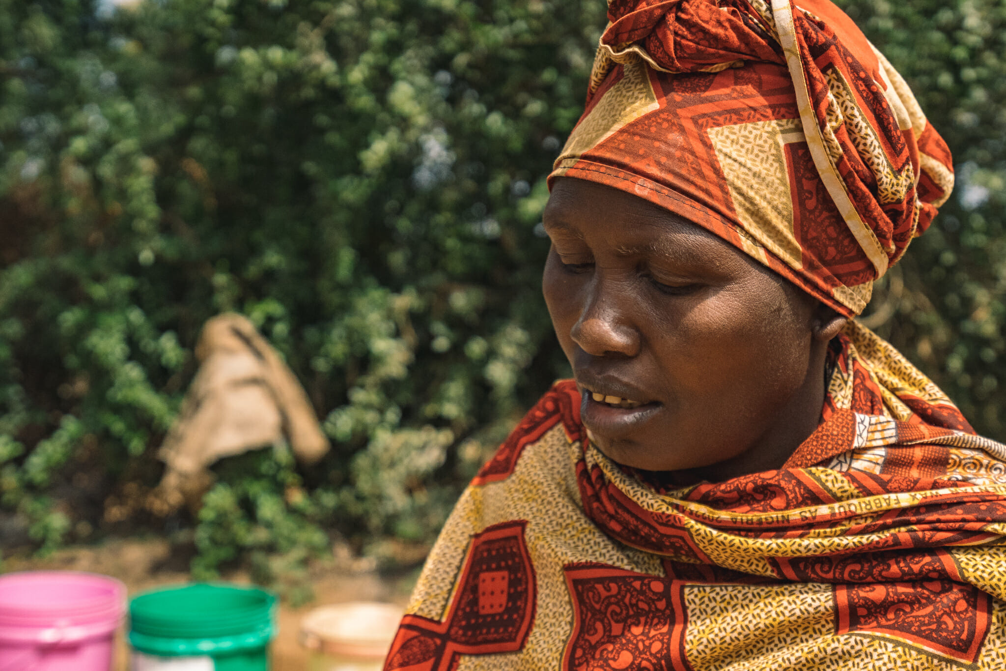 Rencontre avec une femme artisane dans le village de Endallah en Tanzanie