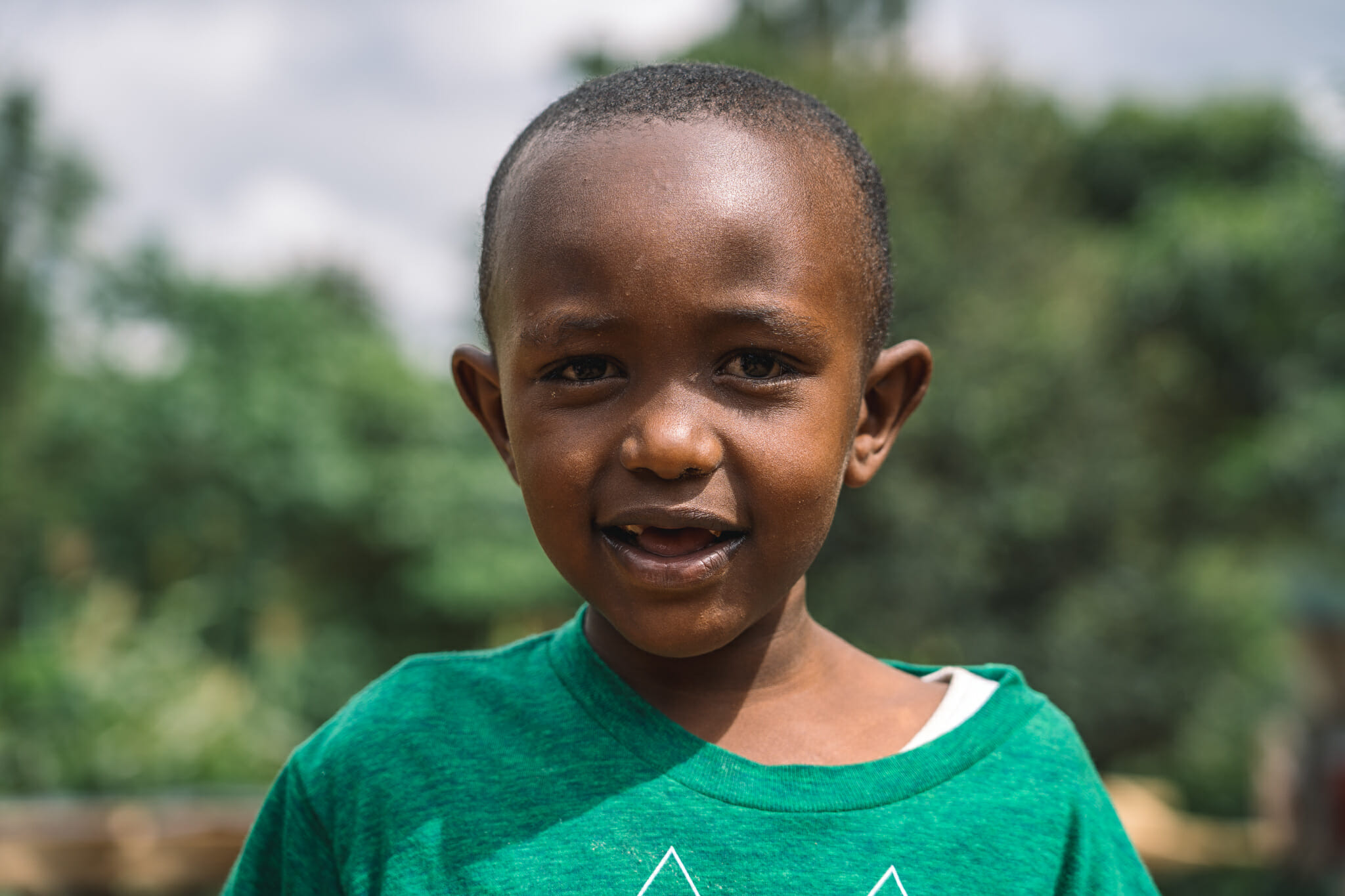 Au coeur d'une ferme de café familiale en Tanzanie, moment de rigolade avec les enfants des fondateurs