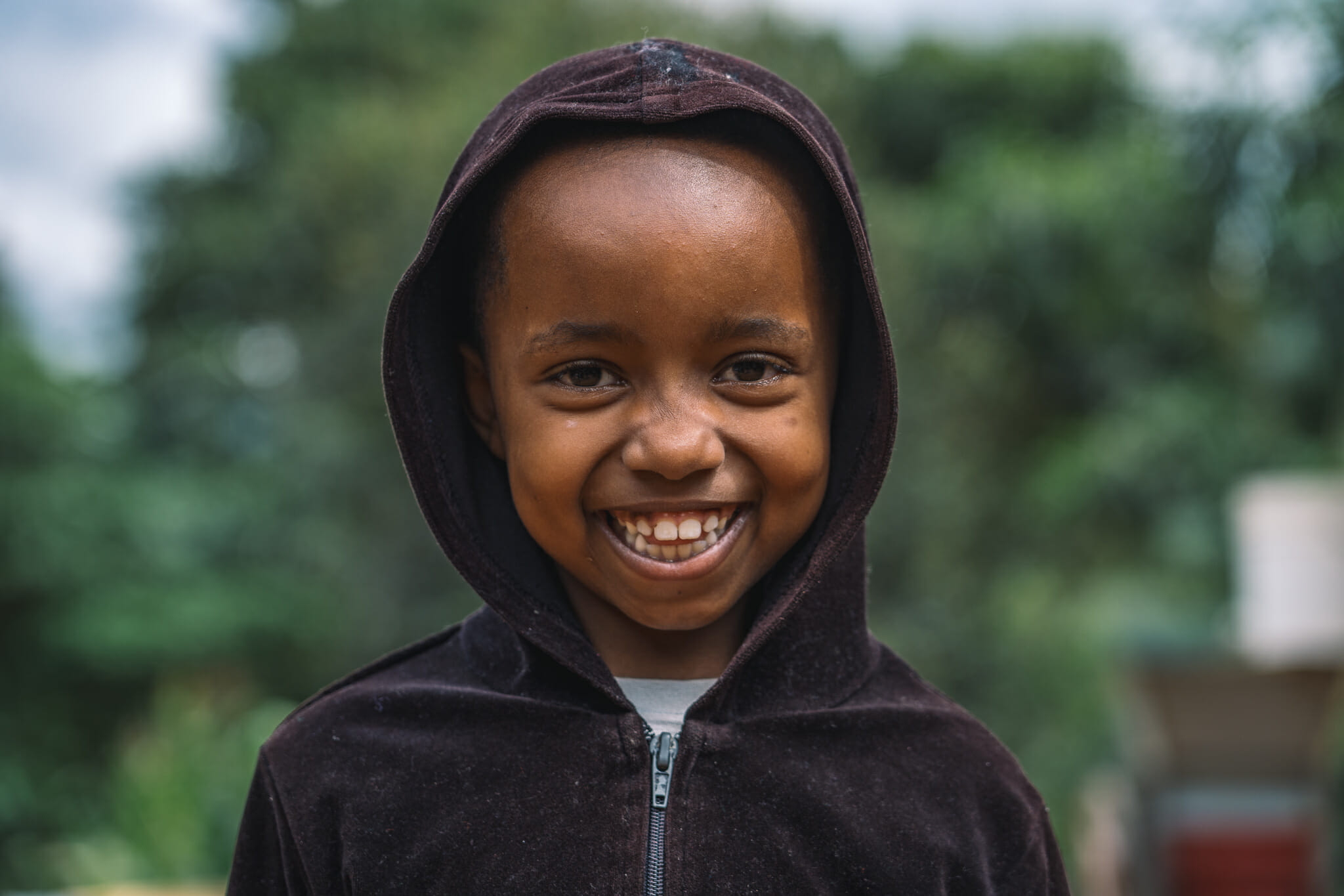Au coeur d'une ferme de café familiale en Tanzanie, moment de rigolade avec les enfants des fondateurs