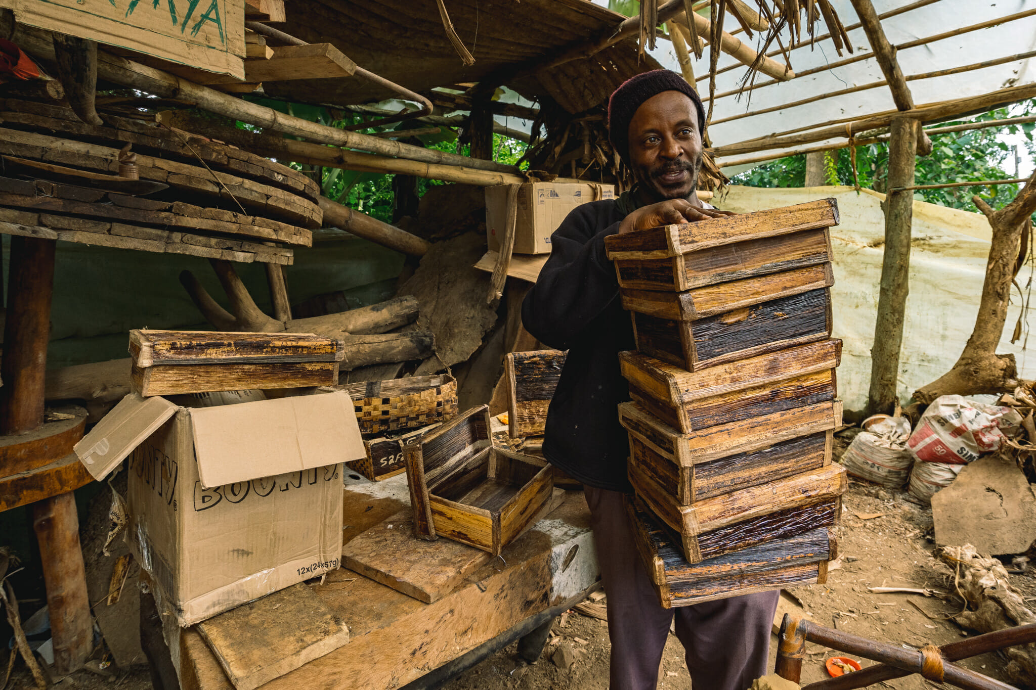 Gerald et ses lunch box en feuilles de bananiers 