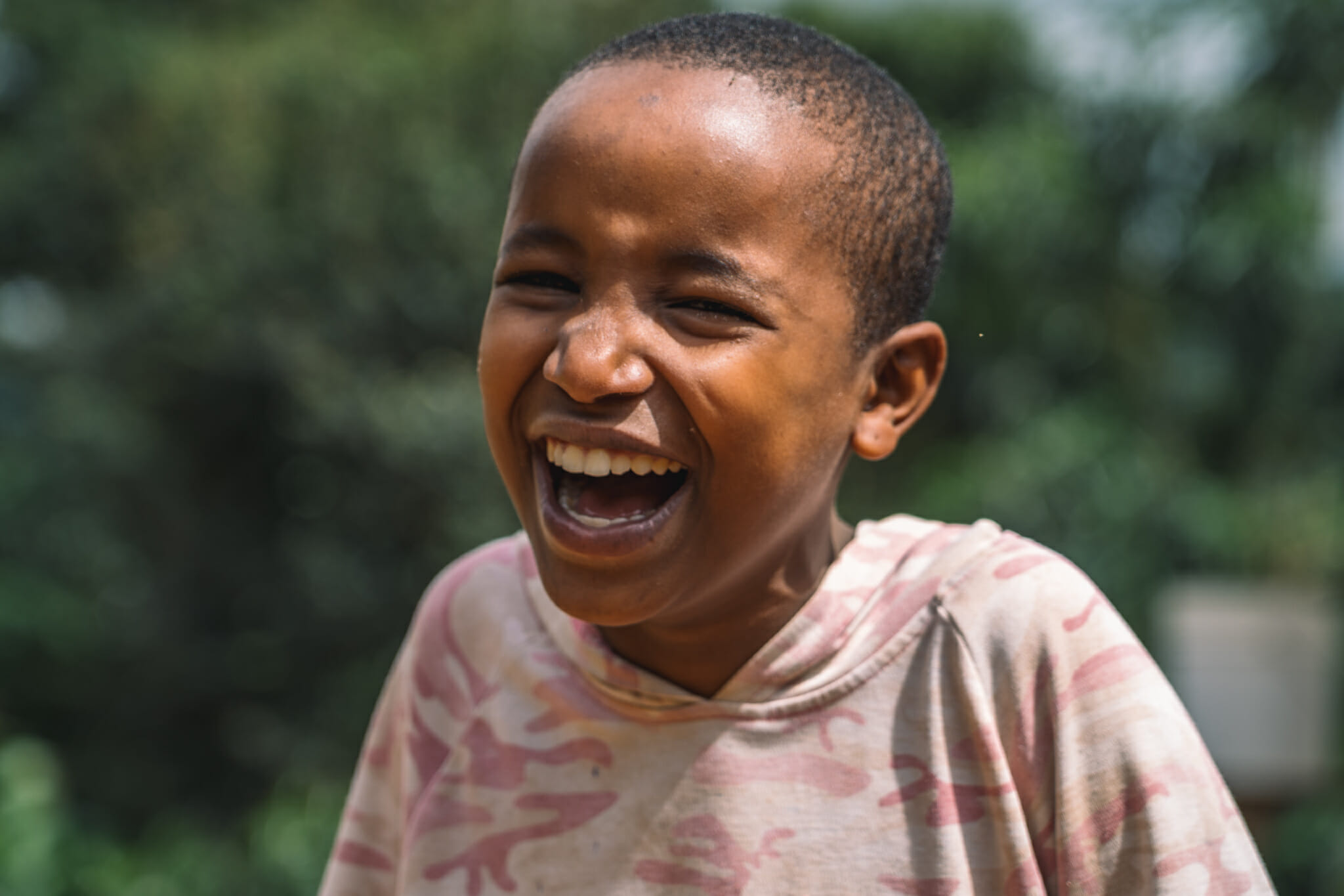 Au coeur d'une ferme de café familiale en Tanzanie, moment de rigolade avec les enfants des fondateurs