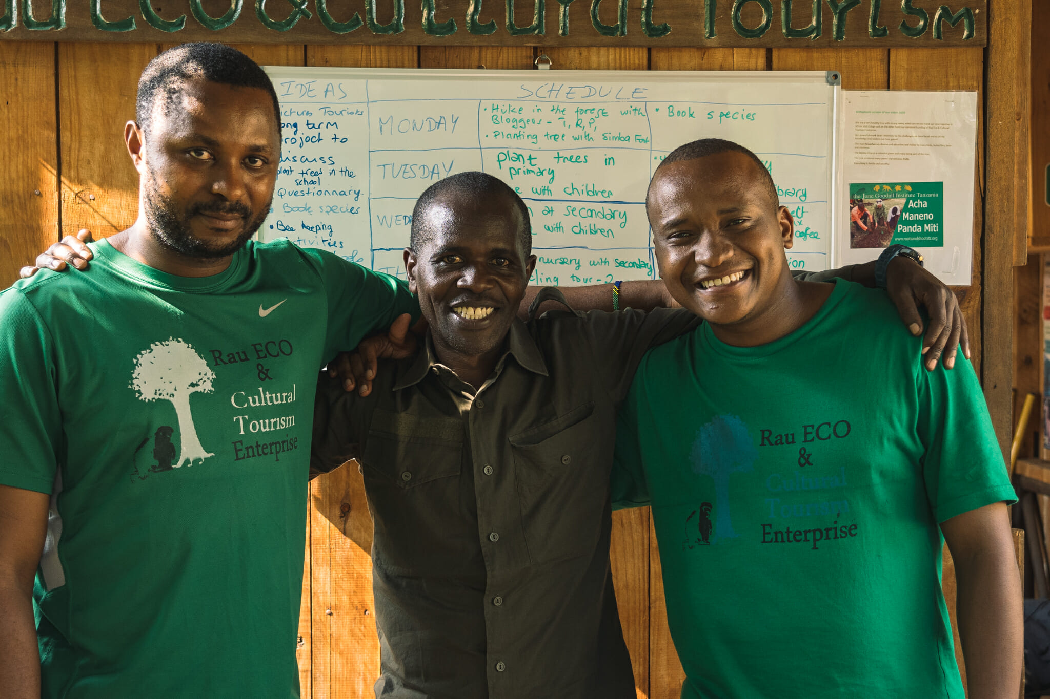 Les fondateurs et guides de Rau Forest Eco Aventure à Arusha en Tanzanie