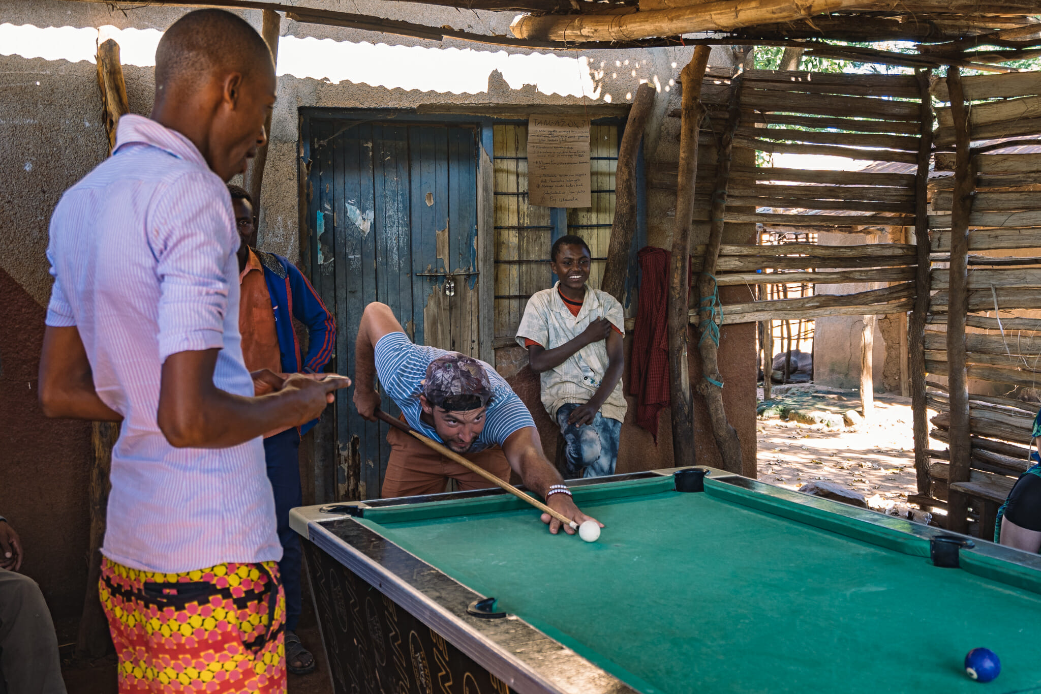 partie de billard lors de l'immersion dans le village d'Endallah en Tanzanie