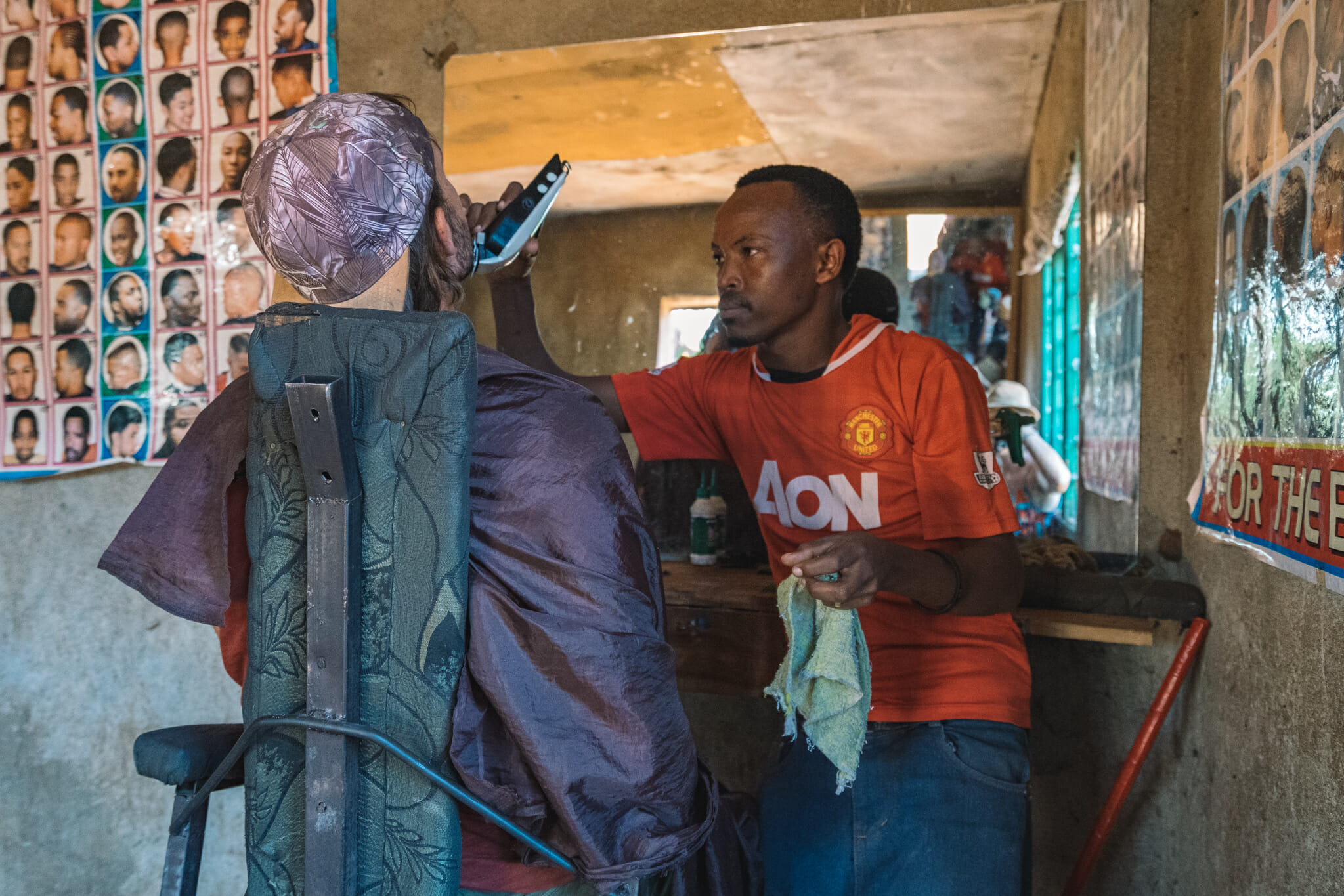 Coiffure avec Zakaria lors de l'immersion dans le village d'Endallah en Tanzanie