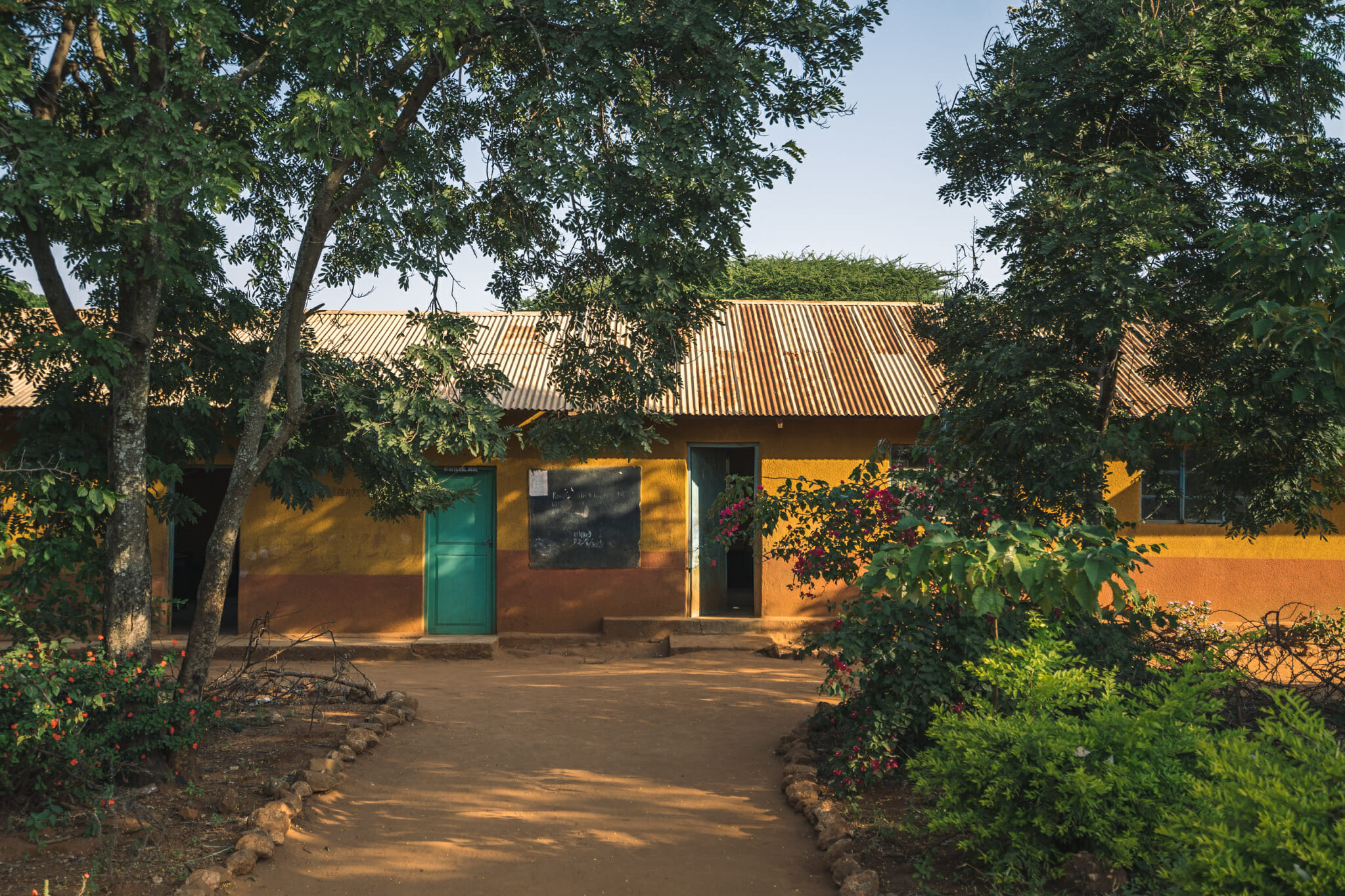 Découverte de l'école lors de l'immersion dans le village d'Endallah en Tanzanie