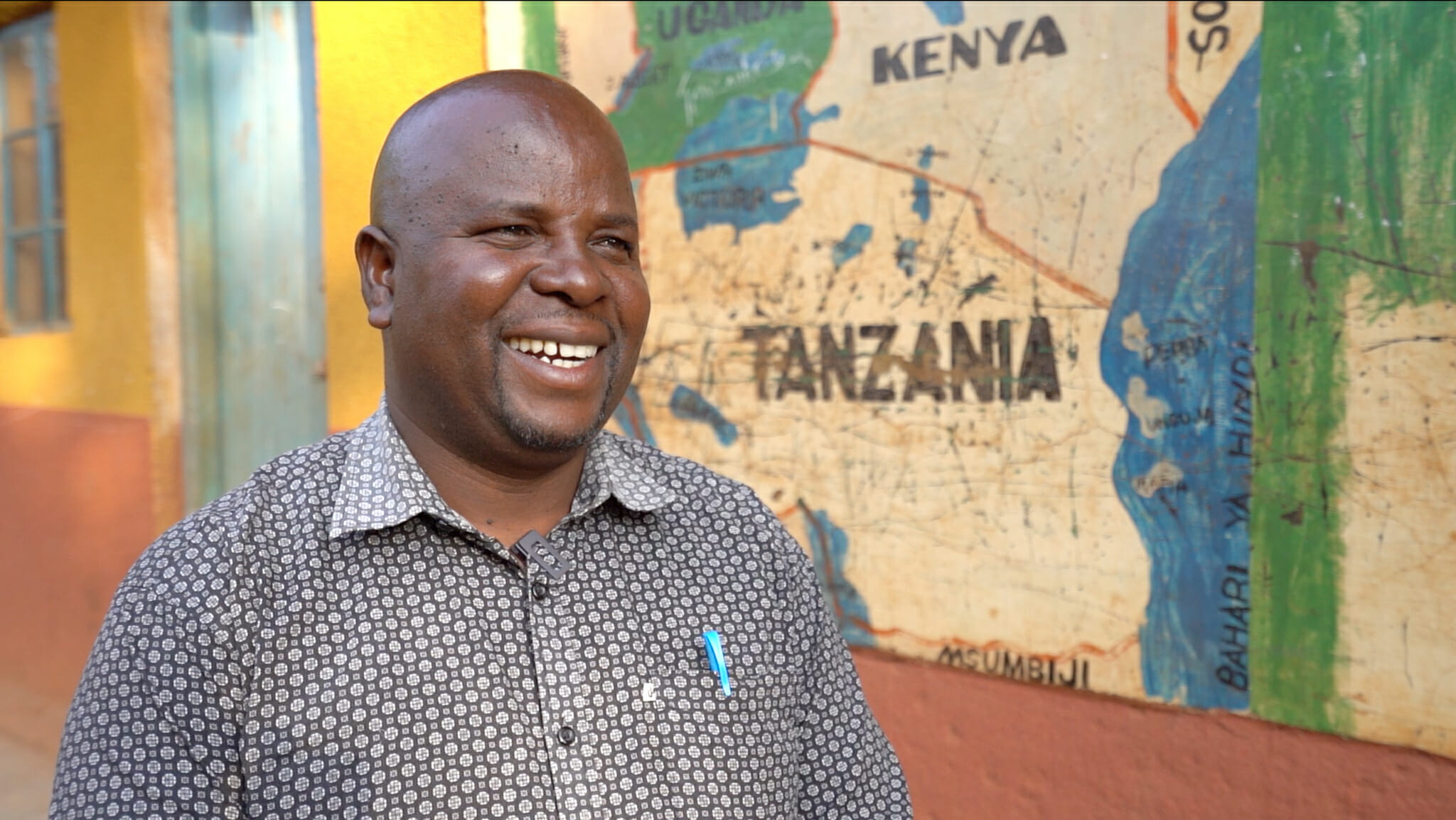 Elibariki lors de l'immersion dans le village d'Endallah en Tanzanie