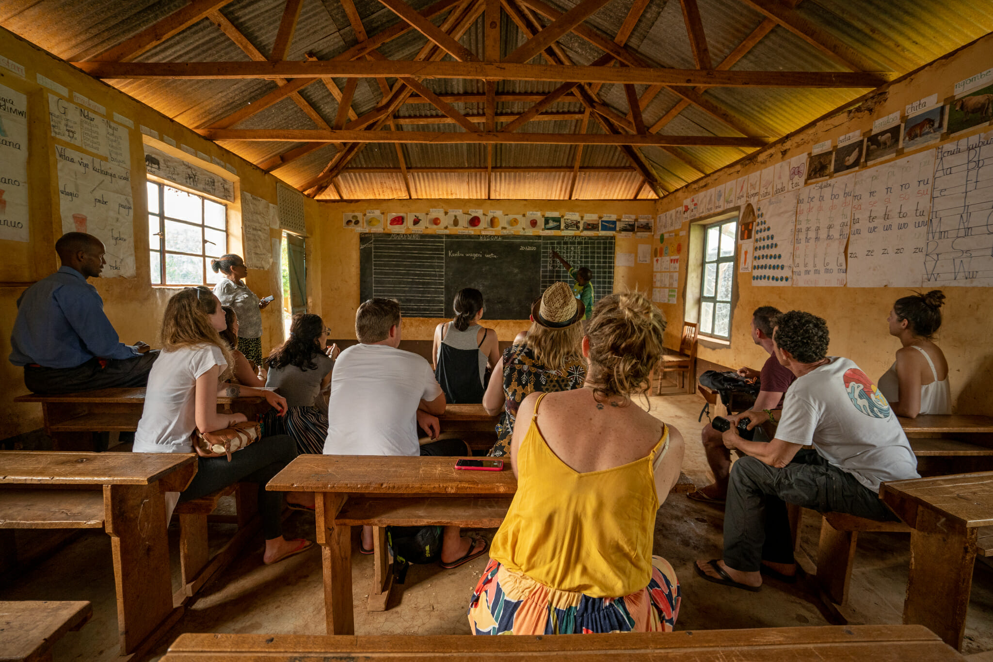 Découverte de l'école lors de l'immersion dans le village d'Endallah en Tanzanie