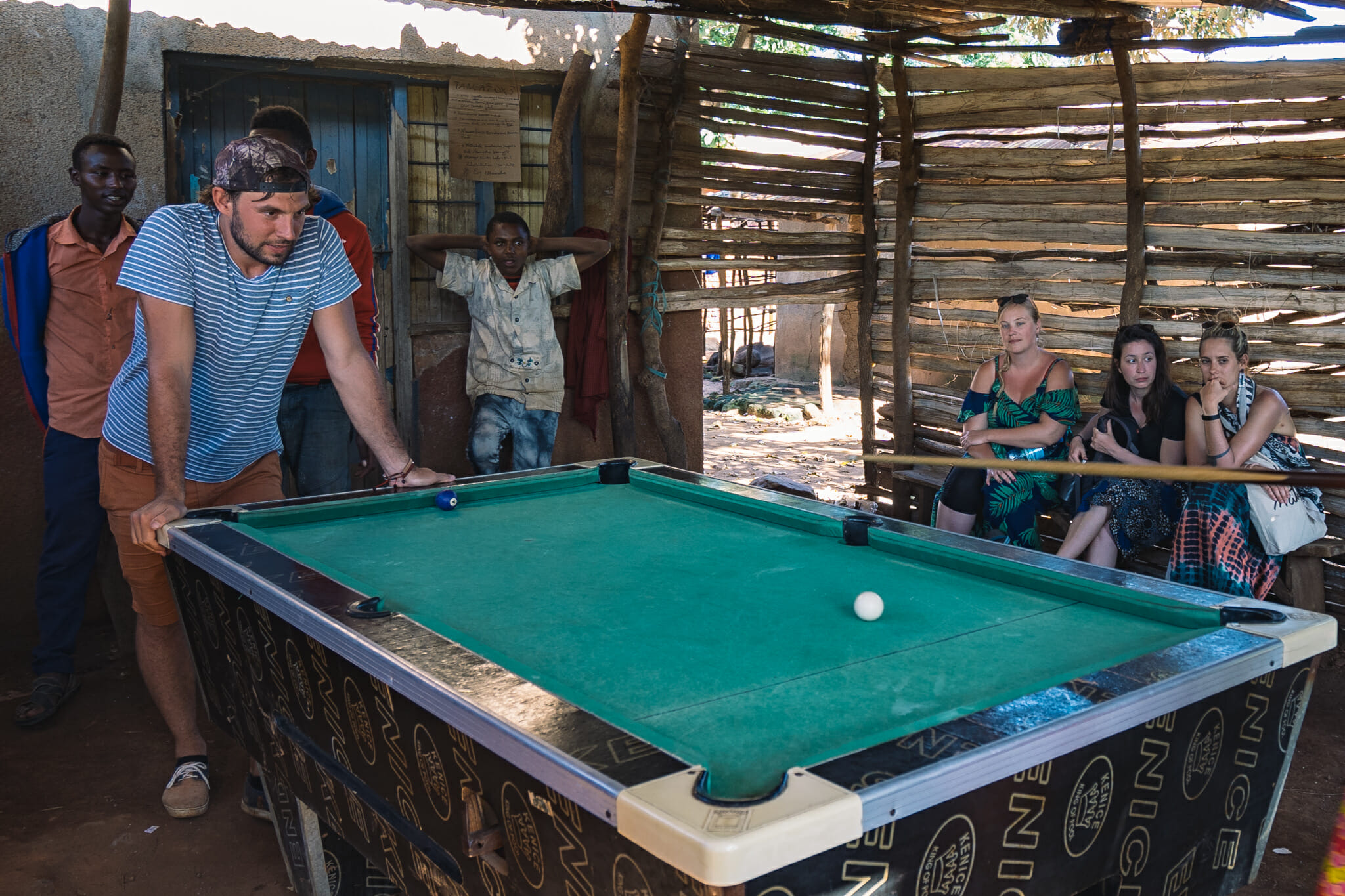 Partie de billard lors de l'immersion dans le village d'Endallah en Tanzanie