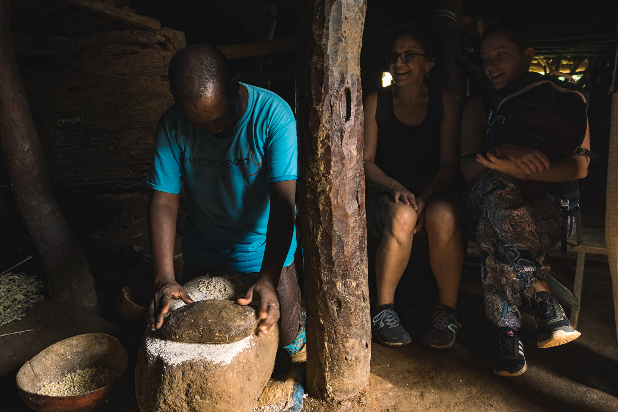 Explications de la préparation de farine de mais lors de l'immersion dans le village d'Endallah en Tanzanie