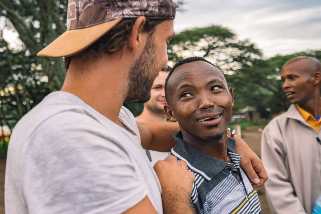 Rencontre avec Zakaria lors de l'immersion dans le village d'Endallah en Tanzanie