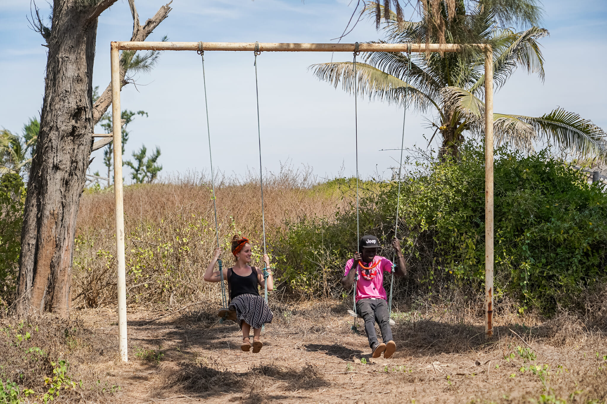 Maryne et un ami sénégalais en plein échange sur une balançoire