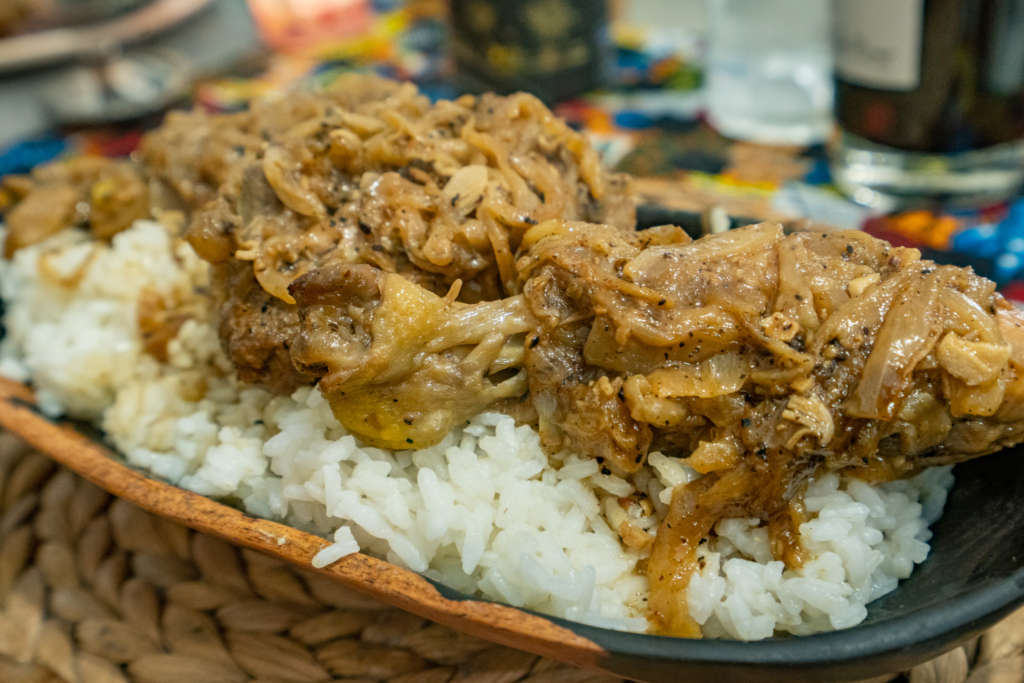 recette du poulet yassa présenté sur un plat