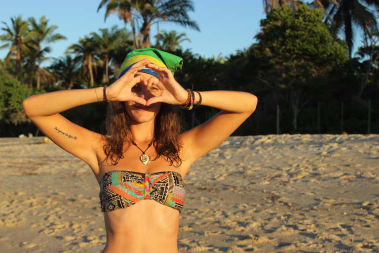 Voyageuse sur une plage brésilienne sur l'île de boipeba