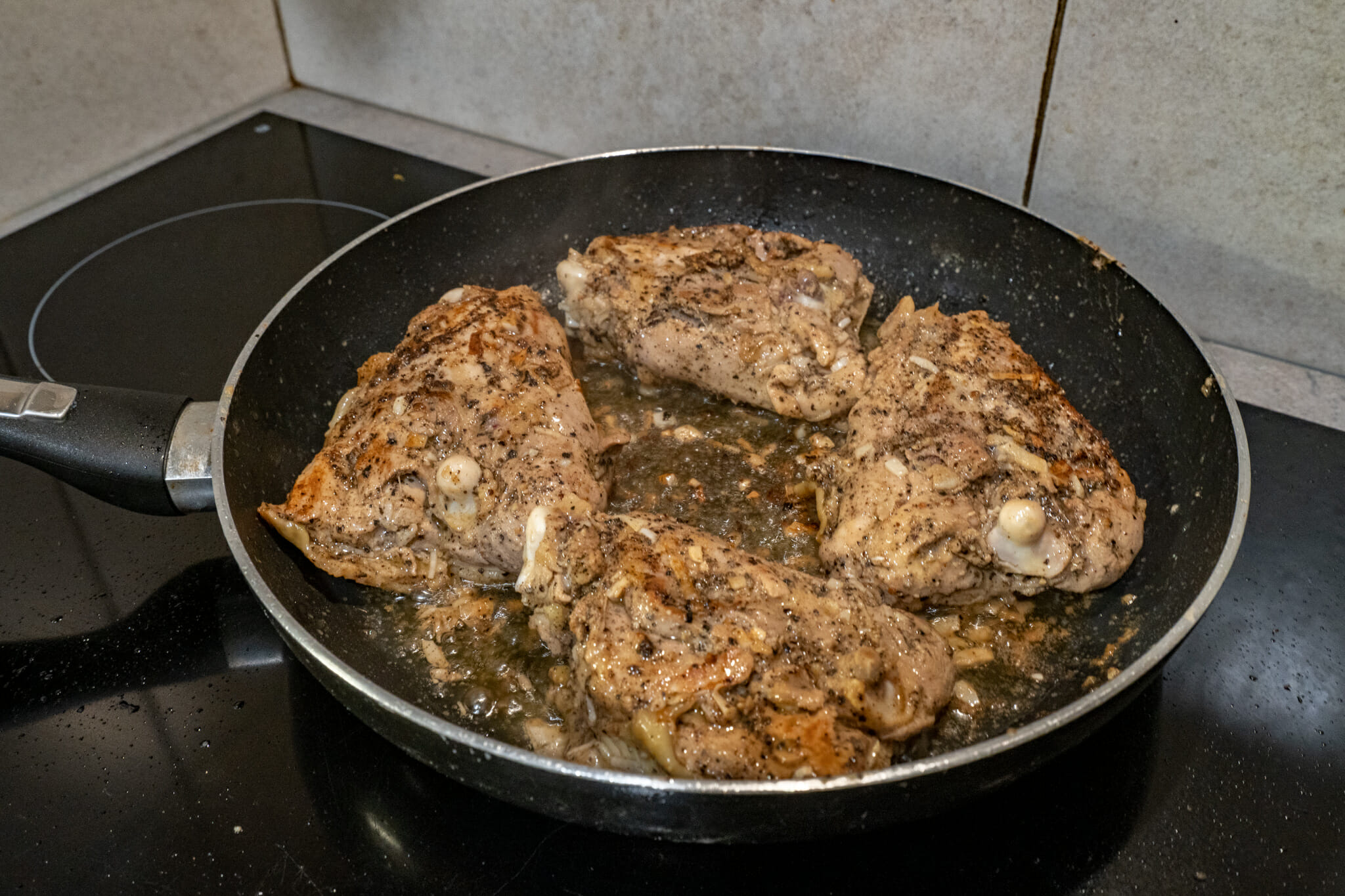recette du poulet yassa, cuisson du poulet