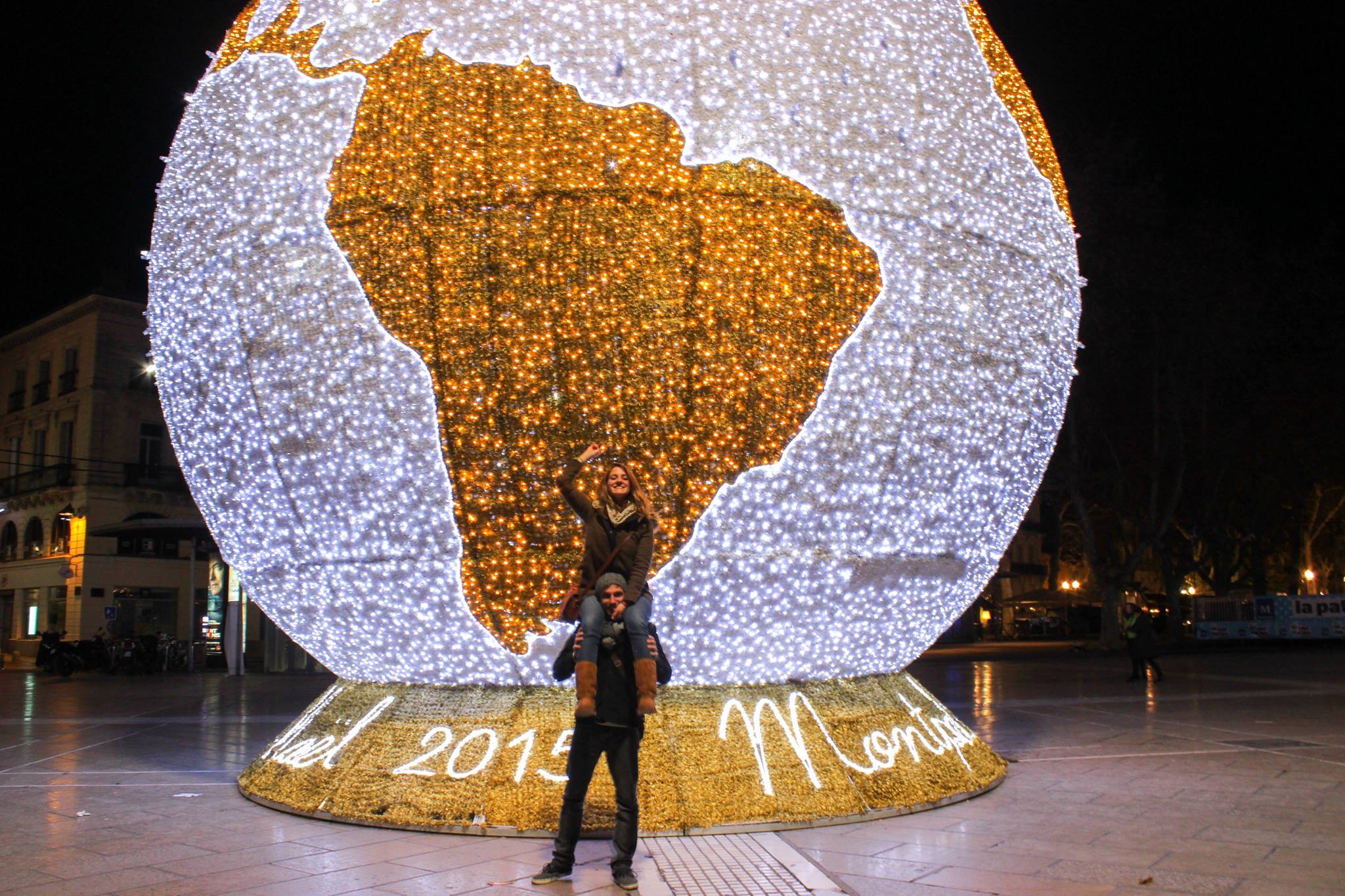 Maryne et Jules devant une illumination représentant l'amérique du sud