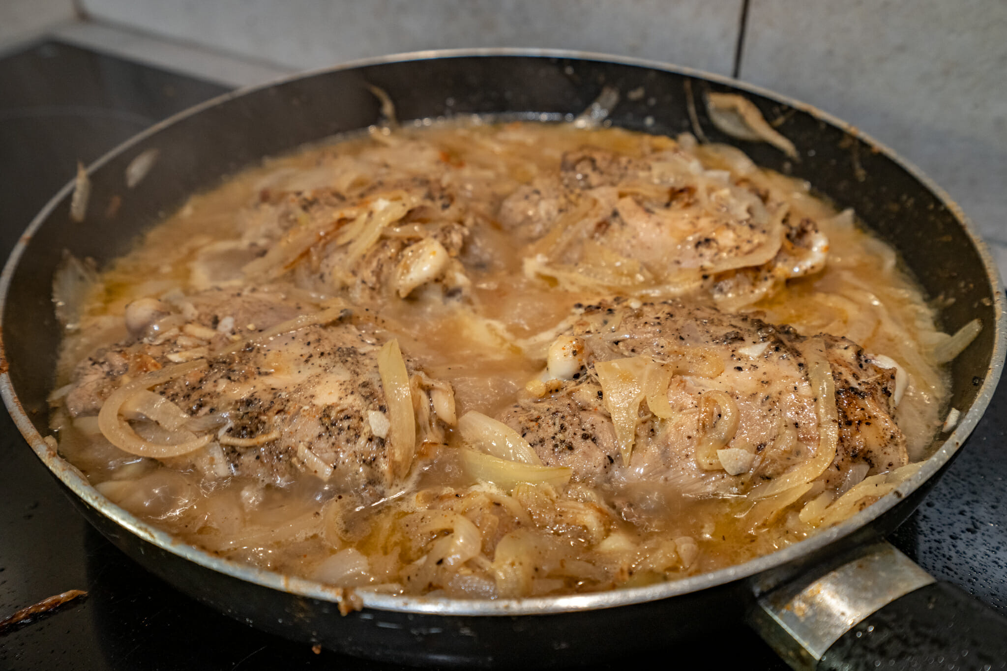 recette du poulet yassa, cuisson des oignons et du poulet