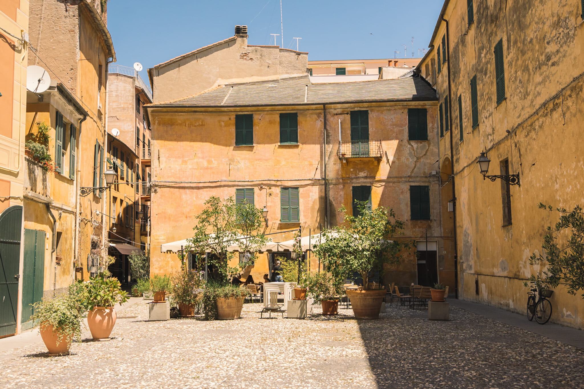 Balade dans les ruelles de Albenga, en Italie