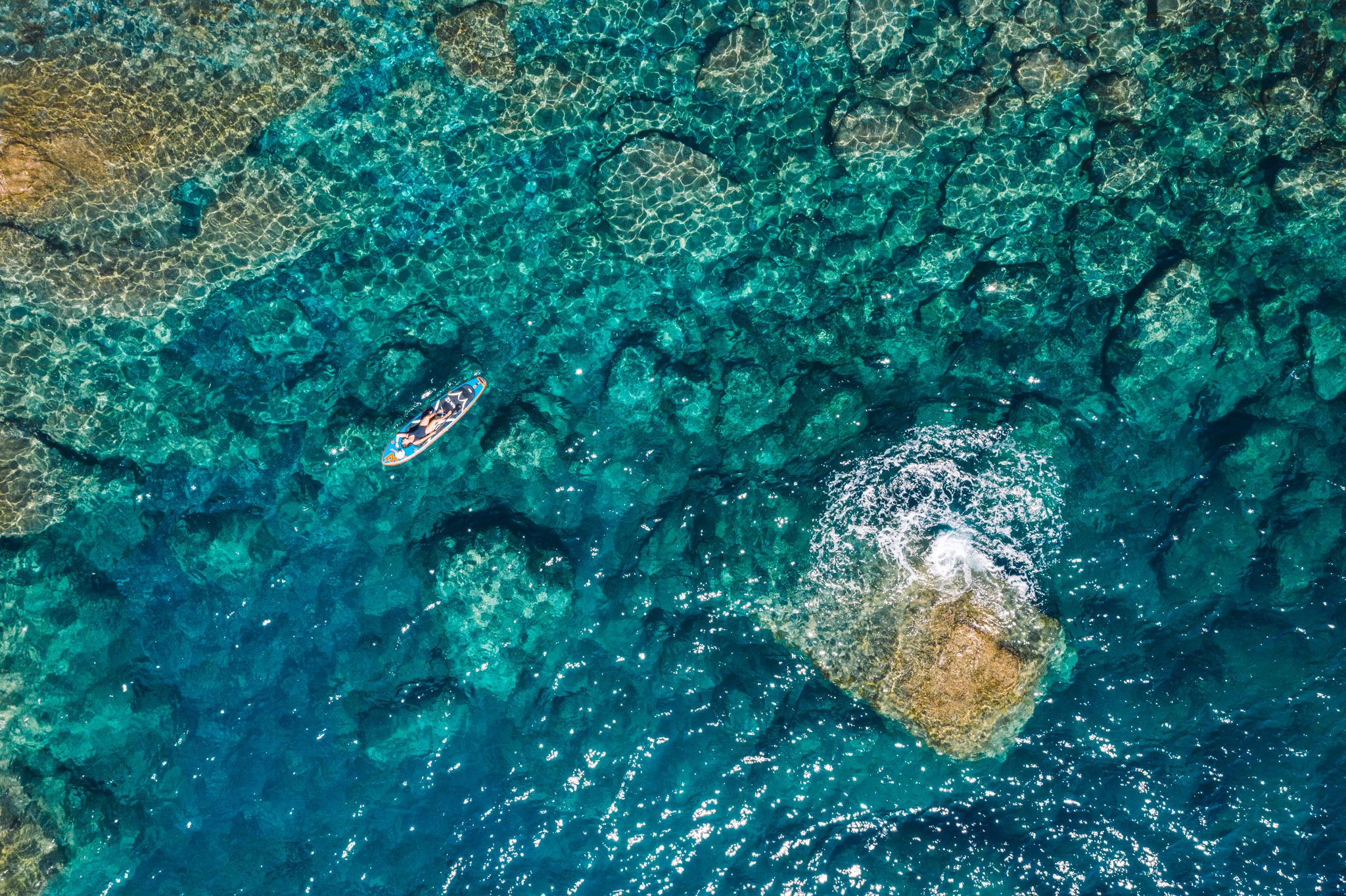 vue de drone sur les cinque terre en italie