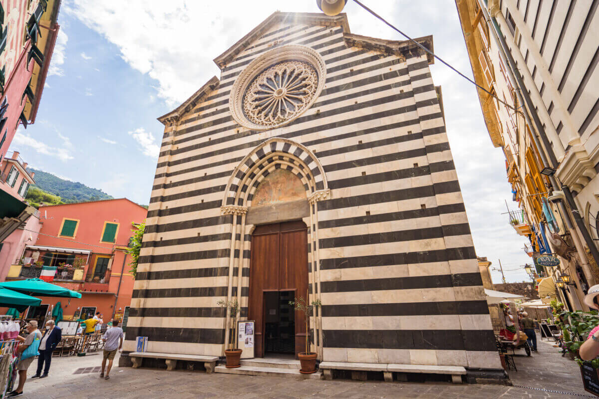 vue sur l'église du village de levanto
