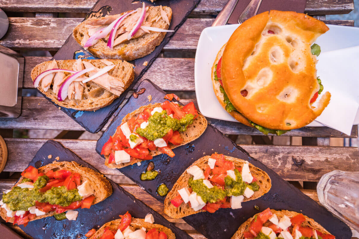 repas dans le village de Corniglia