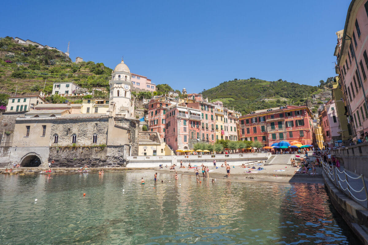 baignade dans les eaux de vernazza dans les cinque terre