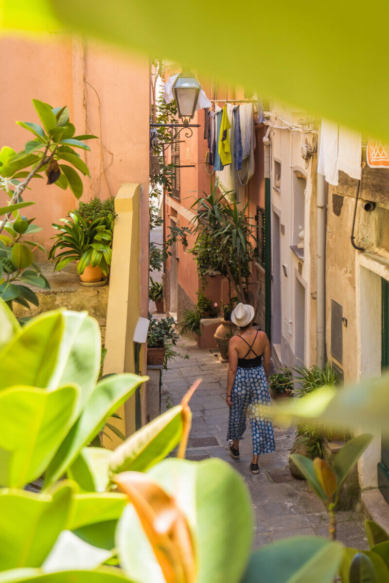 promenade dans le village de vernazza dans les cinque terre
