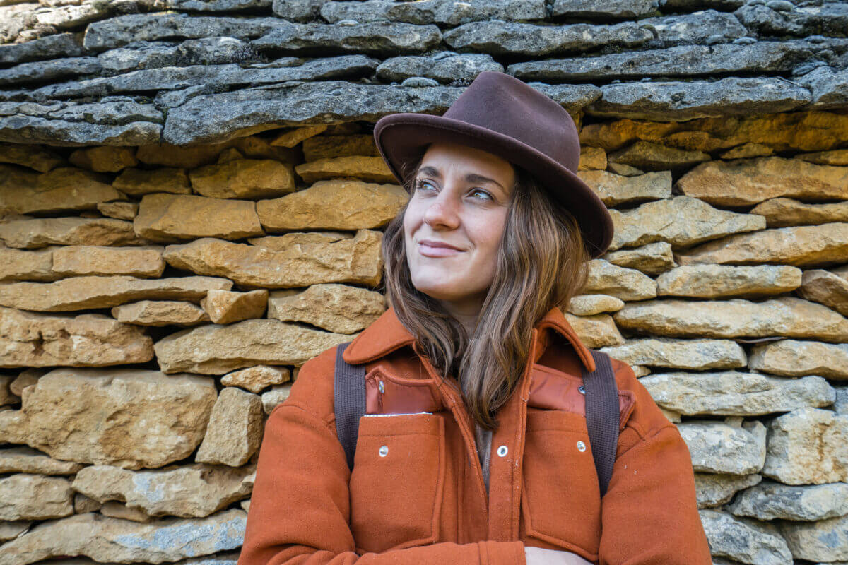 En admiration devant les cabanes du breuil dans le périgord noir