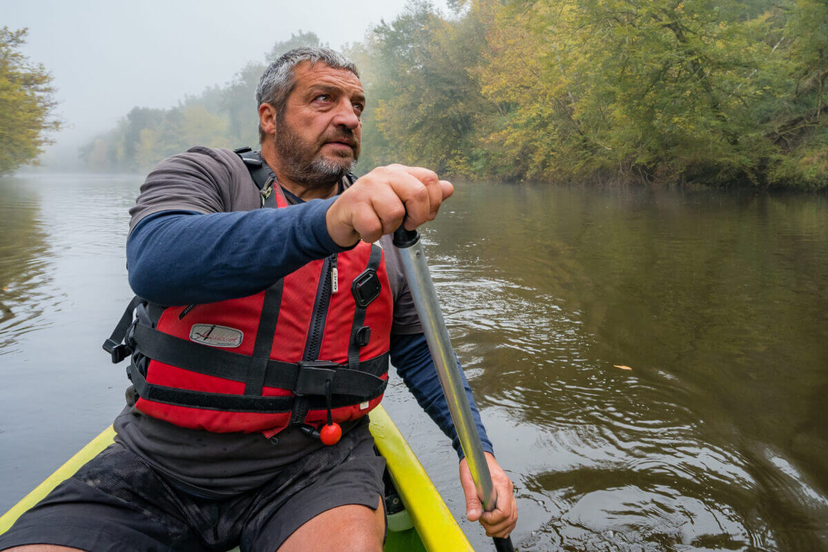 Rencontre avec philippe, loueur de canoé sur la vallée de la vézère en dordogne