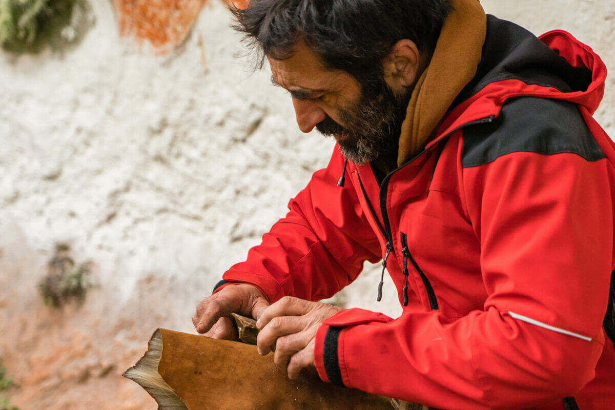 Apprentissage du feu avec Nicolas sur le site historique de Castel Merle