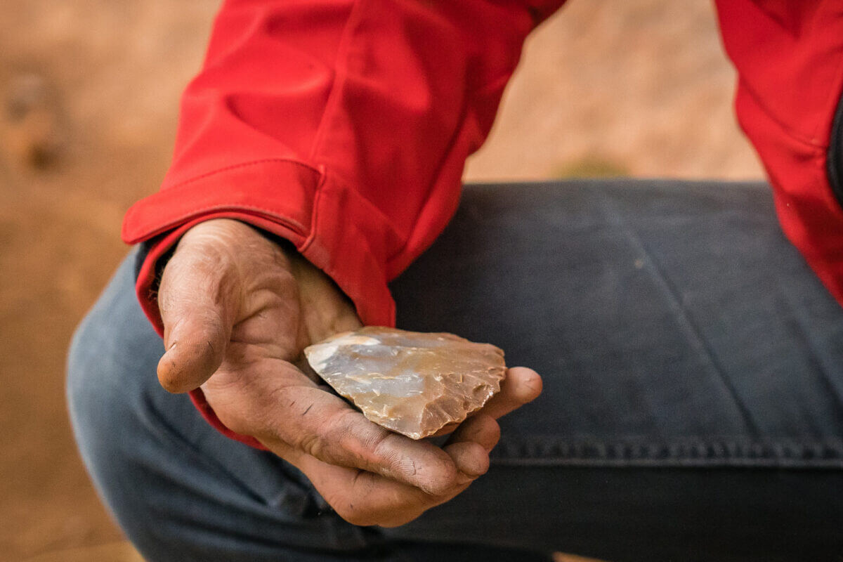 Apprentissage du feu avec Nicolas sur le site historique de Castel Merle