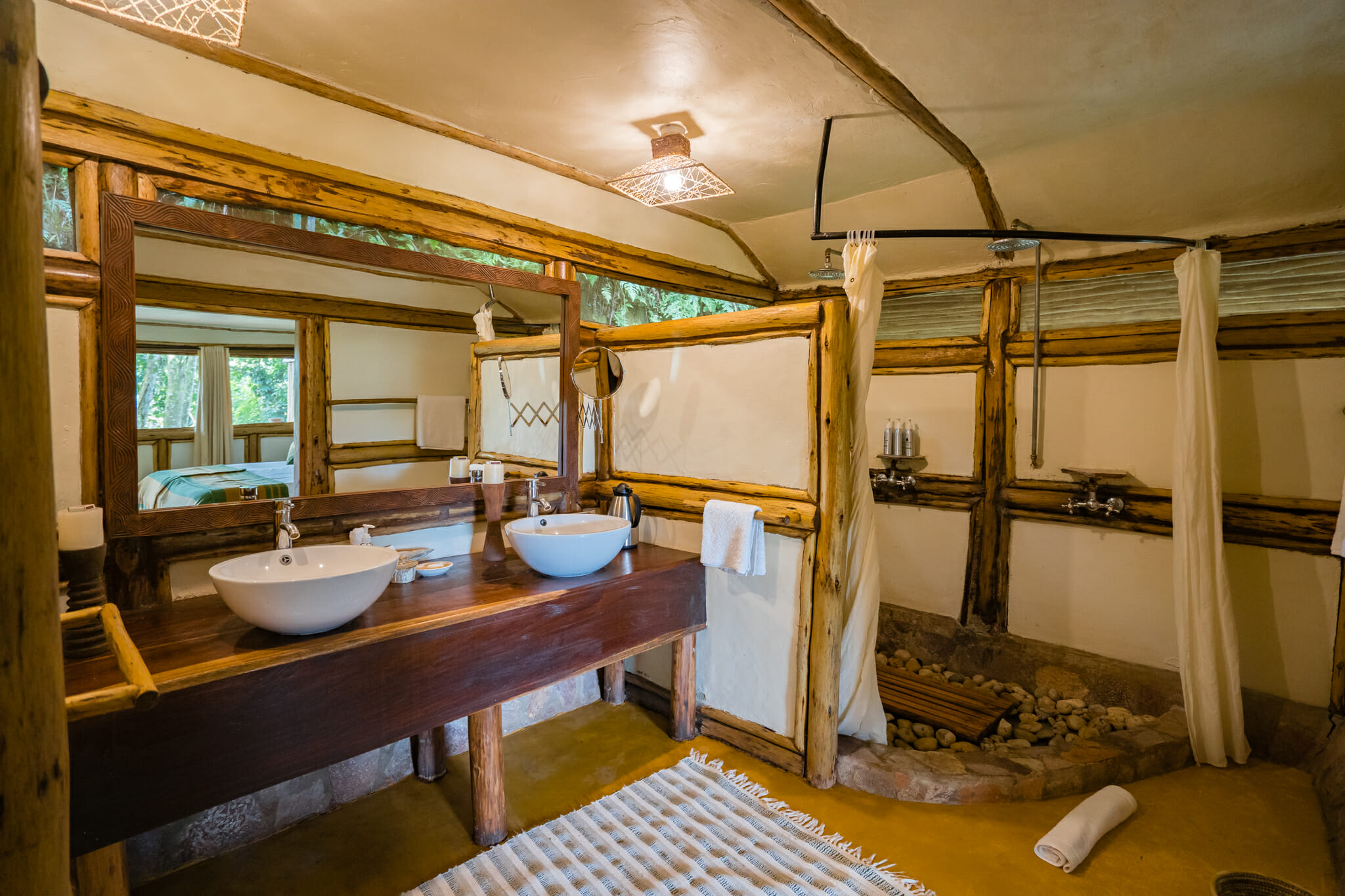 salle de bain du buhoma lodge au coeur de la foret de bwindi en ouganda