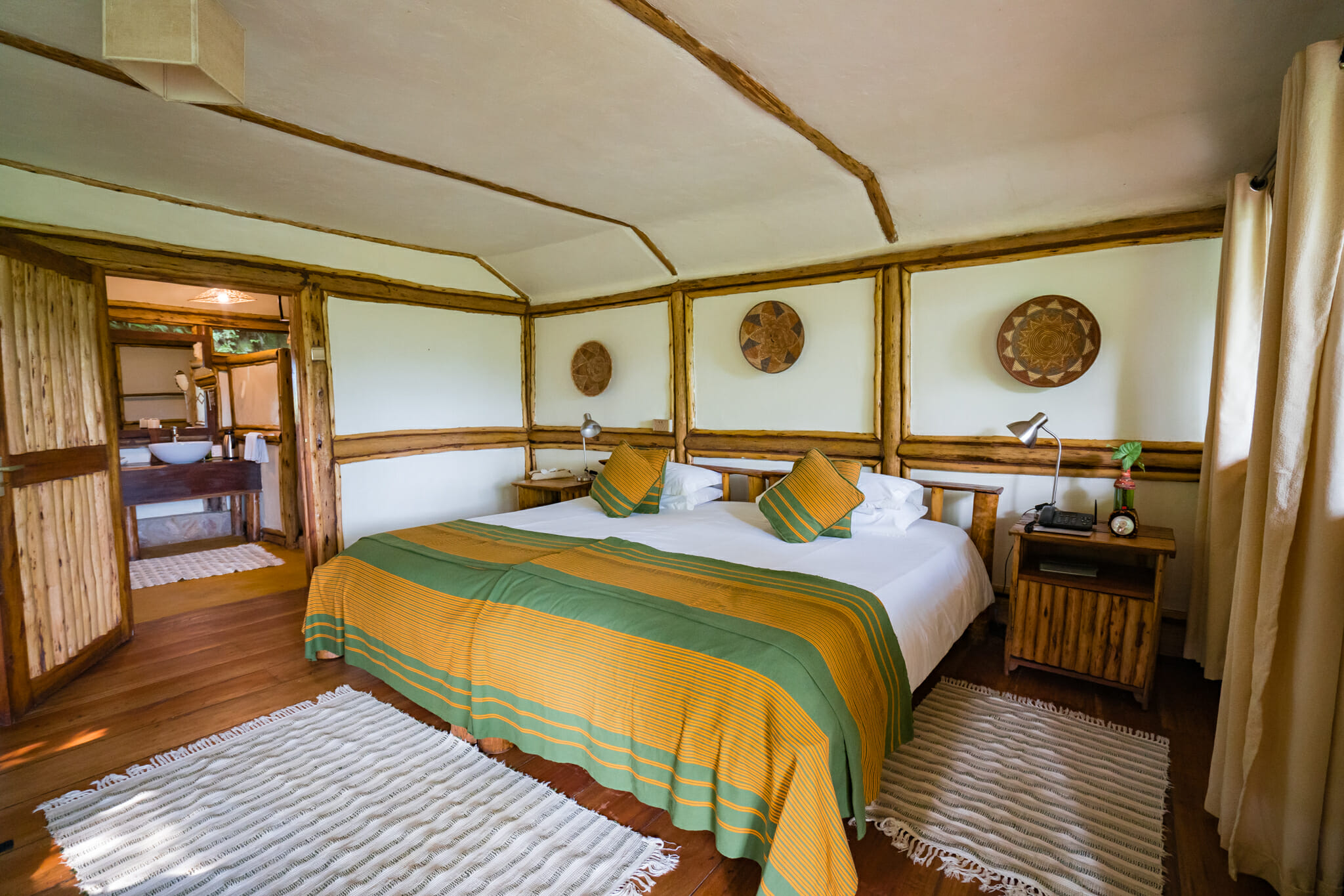 chambre du buhoma lodge au coeur de la foret de bwindi en ouganda