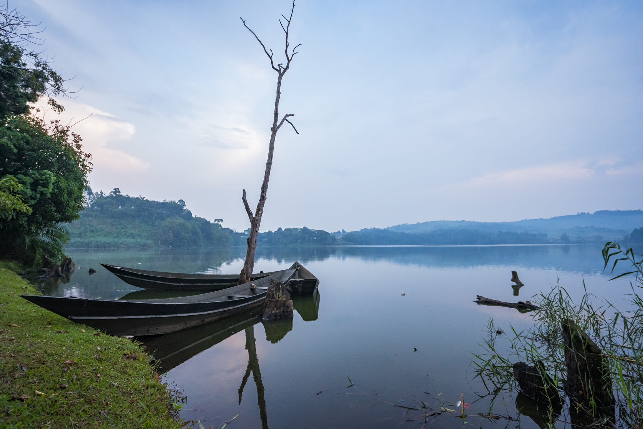 vue sur le lac depuis le logement rweetera park à kibale en ouganda