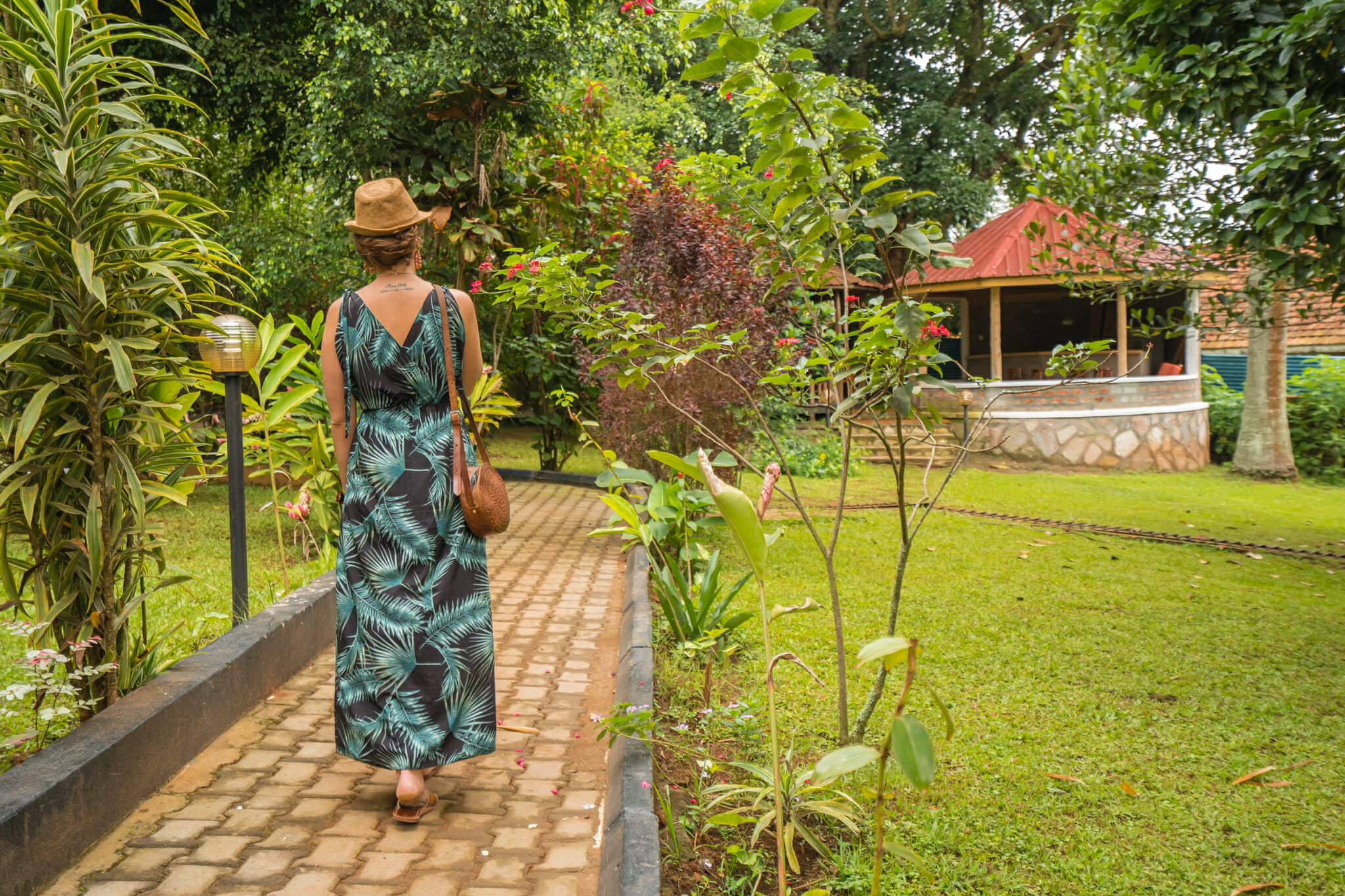 Balade dans le jardin du papyrus guest house à entebbe en ouganda