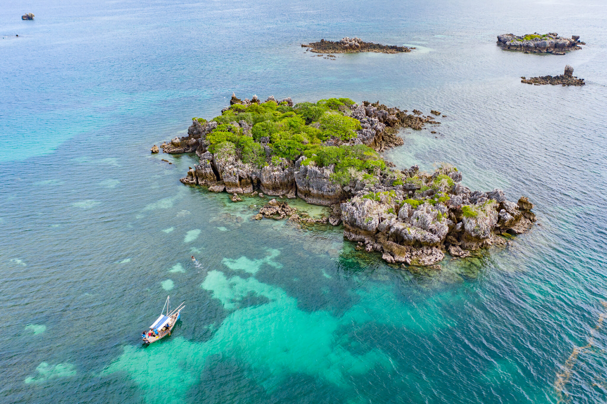 Vue de drone sur spot de snorkelling à chole island