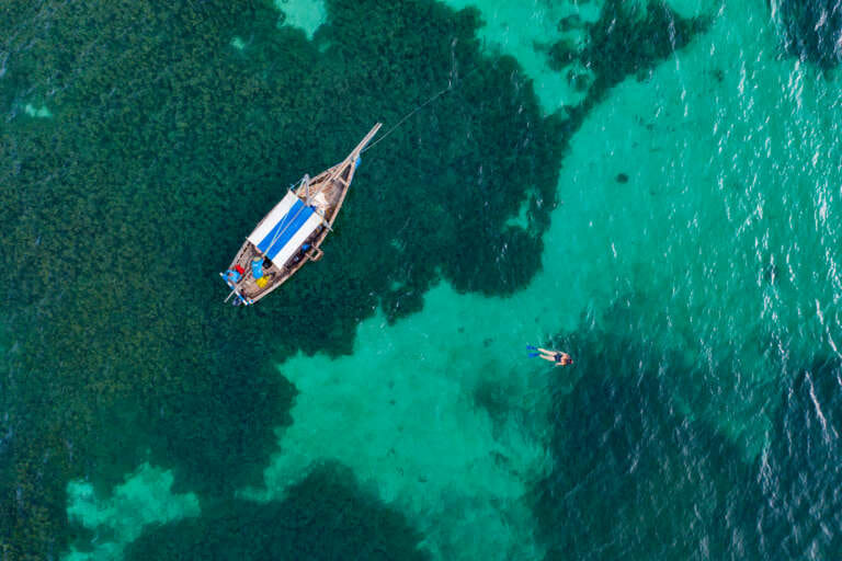 vue de drone sur l'ocean indien à Mafia island